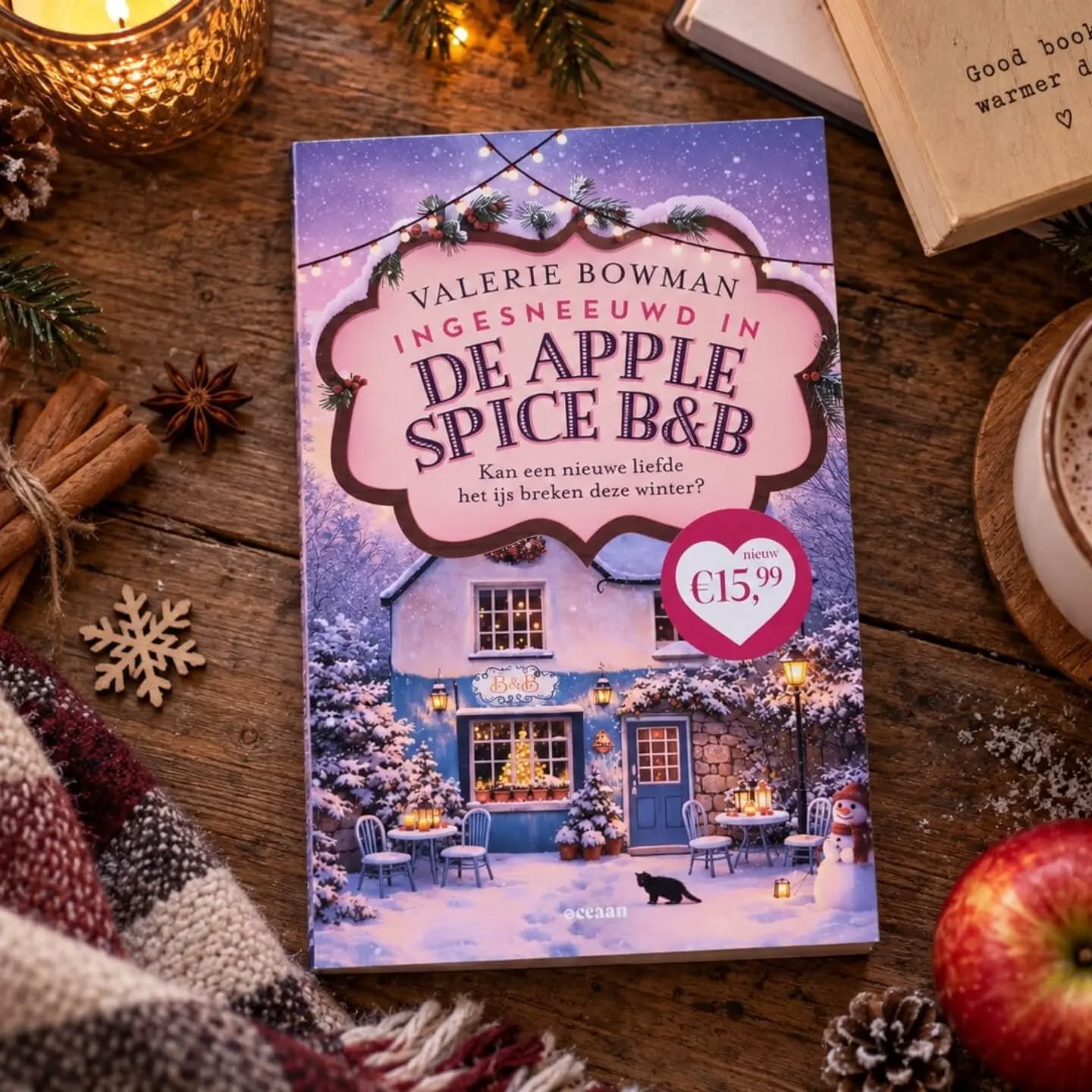 📚Boekentip!📚
Harvest Hollow 2 - Ingesneeuwd in de Apple Spice B&B - Valerie Bowman
❤️❤️❤️❤️
• • • • • • • •
💖Lees de hele recensie op: www.happykim.nl
Link in bio💖
• • • • • • • •
Wat een heerlijke, knusse en romantische winterse feelgood! Vanaf de eerste pagina waan je je in het sfeervolle Harvest Hollow, waar sneeuw, fonkelende lichtjes, knisperende haardvuren en romantiek samenkomen. Het voelde alsof ik in een heerlijke romantische kerstfilm was beland, maar dan met nét wat meer spice.
Valerie Bowman heeft een toegankelijke, vlotte en beeldende schrijfstijl, waardoor het verhaal heerlijk makkelijk wegleest. Tegelijkertijd weet ze zowel de winterse sfeer als de emoties goed over te brengen. Ik zag het besneeuwde Harvest Hollow helemaal voor me en juist die warme, knusse setting zorgde ervoor dat ik volledig in het verhaal kon verdwijnen.
Maria vond ik een leuk en herkenbaar hoofdpersonage. Ze is gewend aan het drukke stadsleven en denkt goed te weten wat ze wil, maar doordat ze onverwacht vast komt te zitten in Harvest Hollow, wordt ze gedwongen om stil te staan. Langzaam begint ze zich af te vragen of het leven dat ze voor zichzelf heeft opgebouwd haar eigenlijk nog wel gelukkig maakt. Die persoonlijke zoektocht geeft haar personage meer diepgang en zorgt ervoor dat het verhaal veel meer is dan alleen romantiek.
En dan is er Jesse, de knappe en behoorlijk charmante ciderbrouwer. Ook ik had direct een crush... Maria en Jesse botsen regelmatig en juist hun gekibbel en voelbare aantrekkingskracht vond ik ontzettend leuk. Wat begint met irritatie en vooroordelen, verandert langzaam in nieuwsgierigheid, vertrouwen en gevoelens die steeds moeilijker te negeren zijn. Vooral wanneer Maria ook de zorgzame en kwetsbare kanten van Jesse ontdekt, krijgt hun relatie meer diepgang en voelde de ontwikkeling voor mij geloofwaardig.
De rustige opbouw past perfect bij de knusse, dorpse sfeer. Het ingesneeuwd zijn zorgt voor heerlijke forced proximity en geeft Maria en Jesse alle ruimte om elkaar écht te leren kennen. Kleine momenten en gesprekken brengen hen steeds dichter bij elkaar. ⬇️⬇️⬇️
