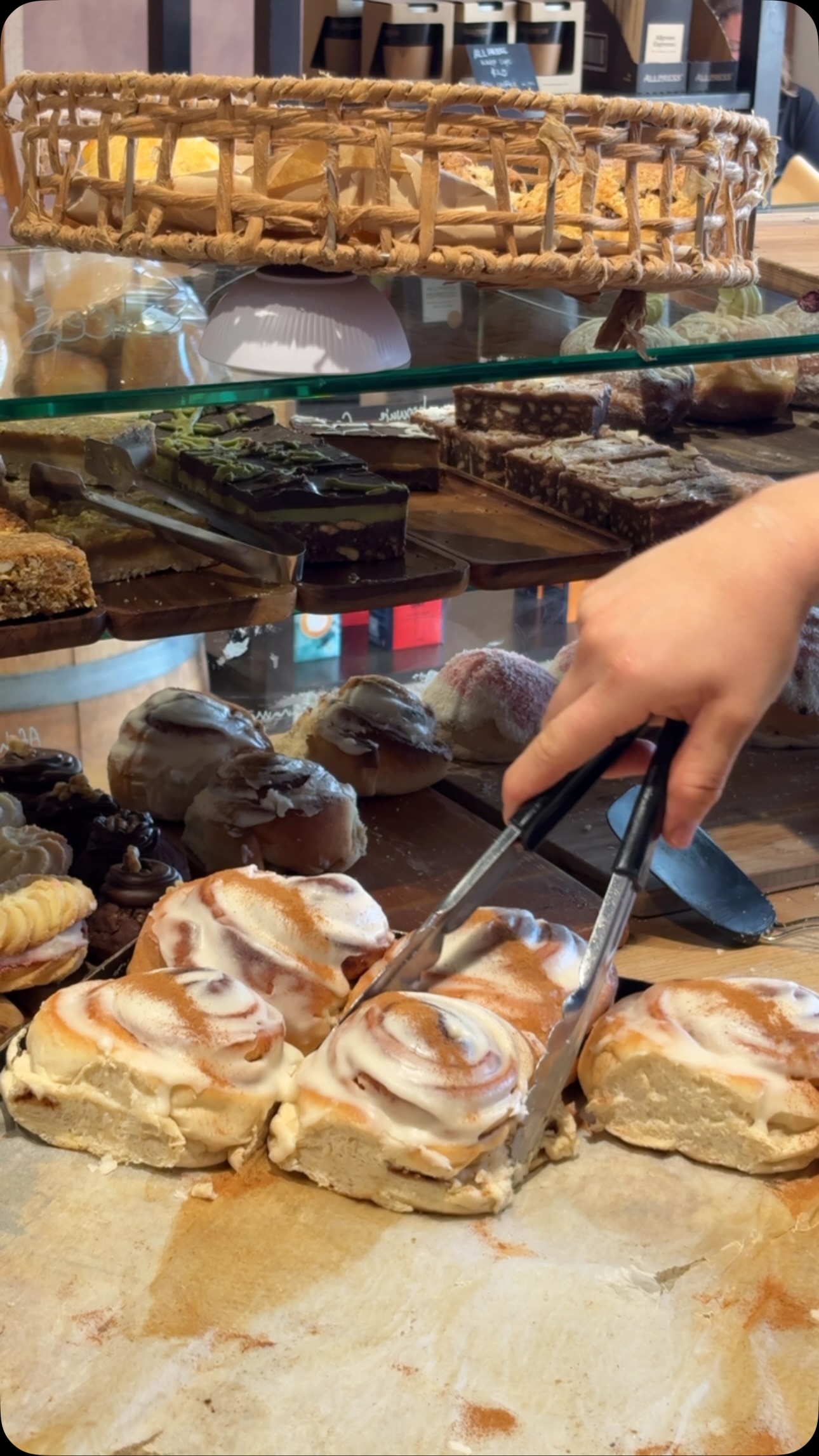Freshly iced cinnamon roll anyone?
#papamoa #papamoanews #bakery #riseartisanbakery