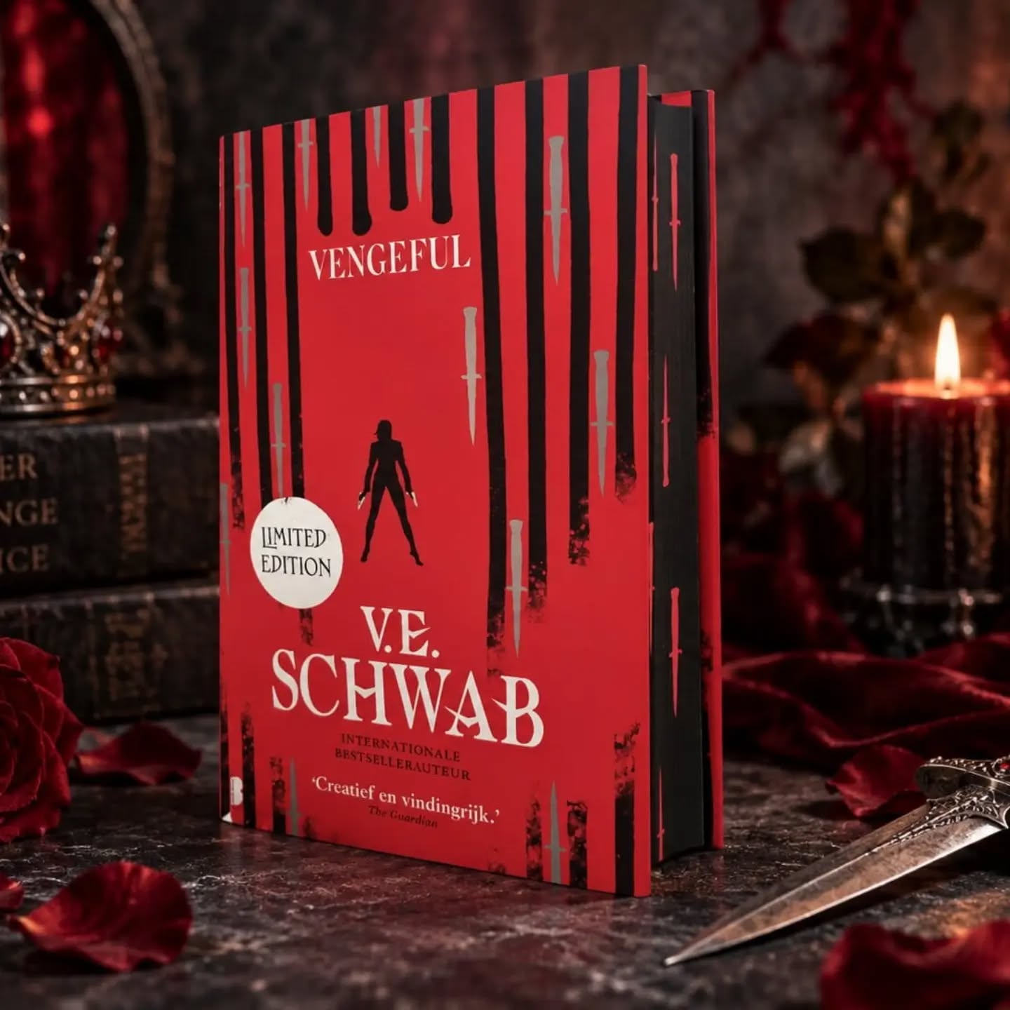 📚Boekentip!📚
Villains 2 - Vengeful - V.E. Schwab
❤️❤️❤️❤️❤️
• • • • • • • •
💖Lees de hele recensie op: www.happykim.nl
Link in bio💖
• • • • • • • •
Wat een verrassend, duister en ijzersterk vervolg dat me opnieuw compleet in de ban had! Ik was ontzettend benieuwd hoe het verhaal van Victor, Eli en Sydney zich zou vervolgen. Dit deel voelt groter en complexer, maar behoudt precies wat ik zo sterk vind aan deze serie: personages die absoluut geen helden zijn en bij wie de grens tussen goed en kwaad voortdurend verschuift.
V.E. Schwab heeft een krachtige, beeldende en verrassend toegankelijke schrijfstijl. Ondanks de vele personages, verschillende tijdlijnen en niet-lineaire opbouw blijft het verhaal goed te volgen. Vooral haar manier van spanning opbouwen vind ik sterk. Ze geeft steeds kleine stukjes informatie prijs en laat de verschillende verhaallijnen langzaam naar elkaar toe bewegen. Hierdoor werd ik steeds nieuwsgieriger naar het moment waarop alles zou botsen.
De personages maken deze serie voor mij echt bijzonder. Victor en Eli zijn opnieuw fascinerend, juist omdat V.E. Schwab hen niet simpelweg als goed of slecht neerzet. Hun keuzes zijn soms gruwelijk, maar hun motieven en verleden maken hen tegelijkertijd menselijk en soms zelfs begrijpelijk. Vooral Eli krijgt meer psychologische diepgang doordat je beter begrijpt wat hem gevormd heeft. Ook Sydney ontwikkelt zich verder en zoekt steeds meer haar eigen plek.
Toch was Marcella Riggins voor mij de grote verrassing. Wat een heerlijk meedogenloos personage! Na haar confrontatie met de dood weigert ze ooit nog onderschat of gecontroleerd te worden. Haar honger naar macht, woede en wraak maken haar gevaarlijk, maar ook ontzettend interessant. Samen met June zorgt ze bovendien voor sterke vrouwelijke personages die in dit deel duidelijk meer ruimte krijgen.
Door de vele perspectieven en sprongen tussen heden en verleden ligt het tempo niet voortdurend hoog. Vooral in het middendeel neemt V.E. Schwab de tijd om alle spelers op hun plek te zetten. Toch vond ik dit juist bijdragen aan de dreiging: je voelt dat Victor, Eli, Marcella en Sydney steeds dichter naar hetzelfde explosieve punt bewegen. ⬇️⬇️