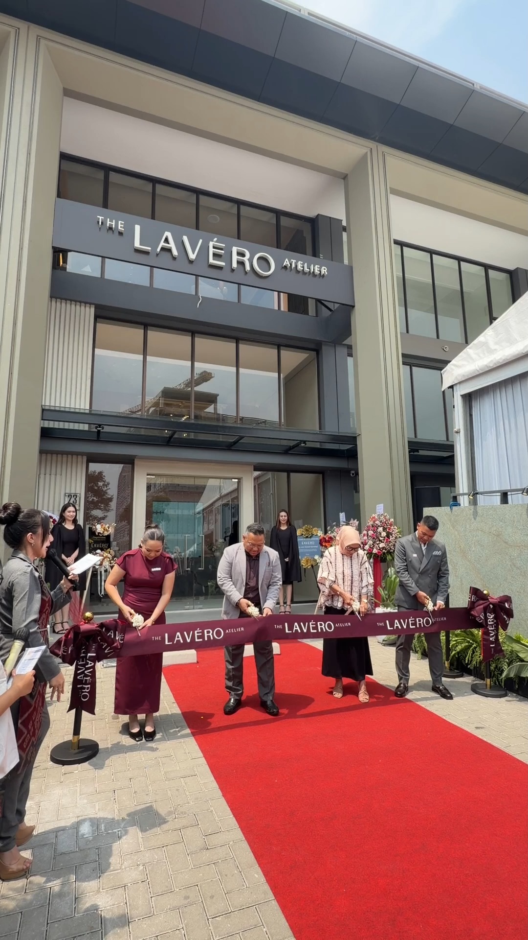 Introducing Lavéro Atelier, a premium showroom in Indonesia near Jakarta, presenting a carefully selected range of international brands focused on premium interiors. On 7 October, its new space was officially opened, with Elite Bohemia also being presented there. Visitors can see our designs Petalume, Elementis, Water, Seashell, Stream, Glittering Eye, Log and Stardust. The showroom is mainly intended for architects, interior designers, developers and private clients, who can find inspiration and experience the individual products and materials in person.
