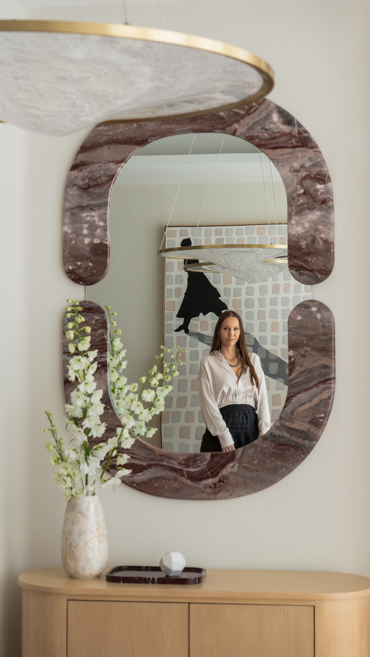 Behind the scenes at Maison Terra for @marieclairemaisonarabia.
A glimpse into everything that happens around the finished photographs: styling the final details, getting camera-ready, filming the house tour, and inevitably being upstaged by the smallest member of the household.
Maison Terra, Dubai.
ꓚ I T I ꓛ
Design studio: @DoraTokaiDesigns
Project: Maison Terra
Bespoke furniture: @DOTobjects
#DoraTokaiDesigns #MaisonTerra #InteriorDesign #DubaiInteriors #BehindTheScenes