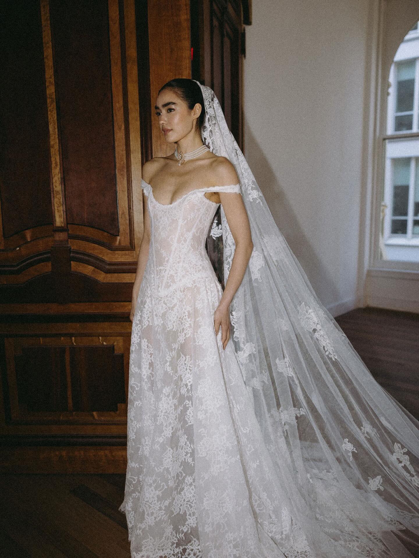 Maison Margot has officially arrived at Calvet Couture Winter Park!
Meet Naomi β a romantic lace off-the-shoulder gown with an effortless, fashion-forward edge. Delicate, sculptural, and made for the bride who wants her gown to feel anything but expected.
Make your appointment to try her on π€
@maison_margot_official