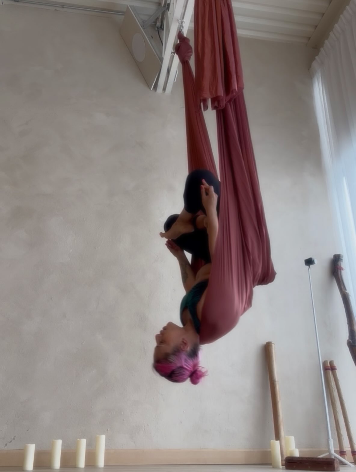 Un poco de lo que enseñamos el fin pasado durante el Módulo 8 de la Formación de Maestros de @tierrayoga.mx en donde cubrimos las bases del Yoga Aéreo FlyingBody y la Primera Serie de Ashtanga Yoga FlyingBody 🧘🏻♀️💪🏼 #ashtangayoga #aerialyoga #aerialyogalove #aeroyoga #yogateachertraining