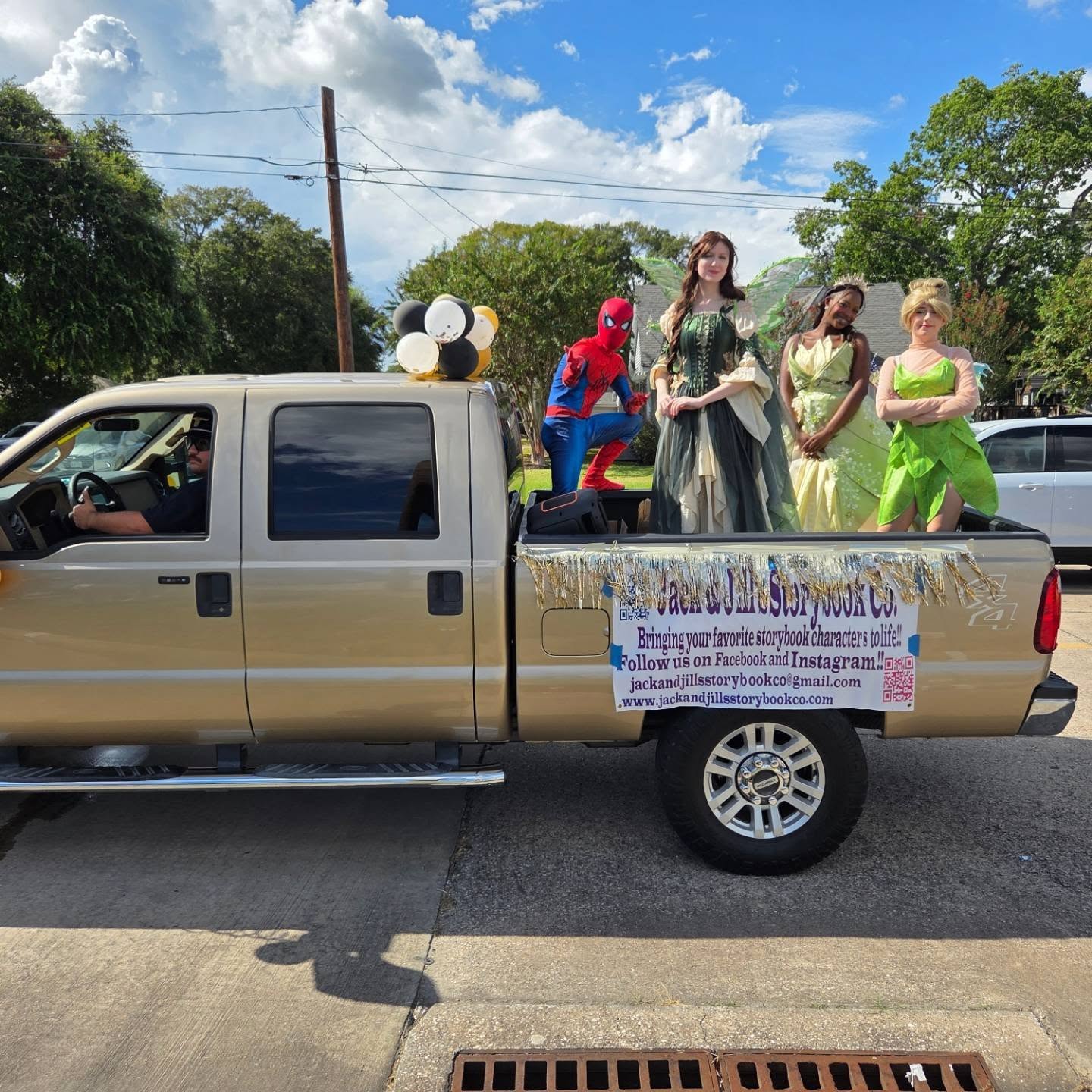 Did you spot us yesterday at Nederland's Homecoming parade?!
We had so much fun yesterday seeing everyone and celebrating with you!
Stay tuned to find our where all we will be next weekend ✨️
#jackandjillsstorybookco