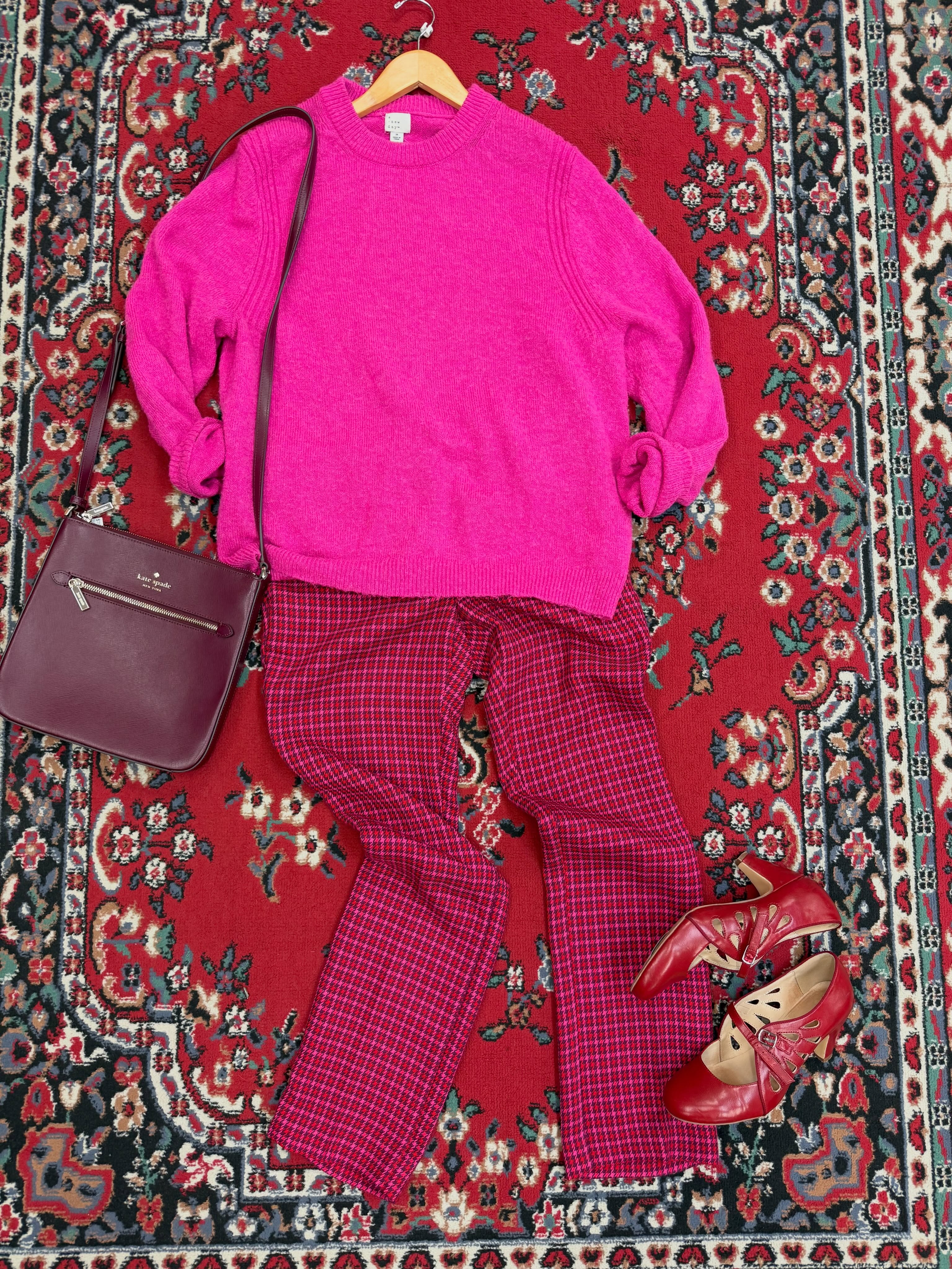 Sure you could just highlight one of the colors in these pants, or throw on a black or white top, but why not pick up on each of the tones like this outfit does? Seems fun to us! #couchsaleswithldr
DETAILS:
-a new day sweater size M $12
-Ann Taylor houndstooth pants size 4 petite $24
-purse $89
-shoes by Chelsea Crew as is size 39 $23