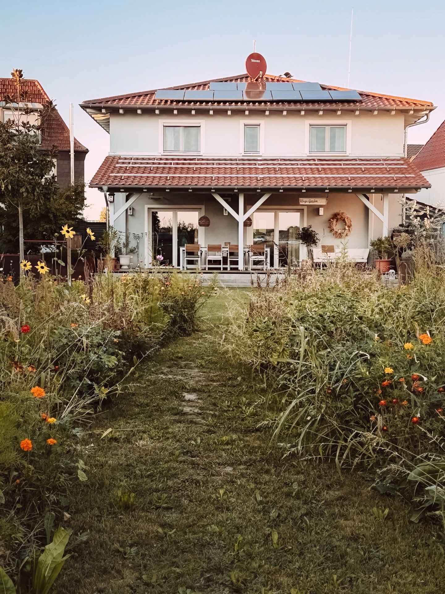 Auch wenn die Temperaturen aktuell noch ziemlich sommerlich sind, rückt der Herbst immer näher.
Und damit beginnt für mich auch wieder die Zeit, in der wir es uns zu Hause so richtig gemütlich machen.
Decken, Kerzen, gemütliche Abende auf der Couch, aber natürlich darf bei mir auch die Ordnung nicht fehlen.
Ein paar einfache Tipps für den Saisonwechsel:
Küche:
Vorräte checken, Abgelaufenes aussortieren und Tee, Backzutaten & Co. wieder griffbereit nach vorne räumen.
Kleiderschrank:
Sommersachen aussortieren oder verstauen und Herbstkleidung nach vorne holen.
Dabei direkt prüfen:
Was trage ich wirklich noch?
Garderobe:
Sommerjacken und -schuhe dürfen weichen.
Schals, Mützen und Regenschirme bekommen jetzt wieder ihren festen Platz.
Du musst dafür nicht dein komplettes Zuhause auf den Kopf stellen.
Ein paar kleine Anpassungen reichen oft schon, damit es wieder übersichtlicher, funktionaler und gleichzeitig gemütlicher wird.
Bist du bereit für den Herbst?