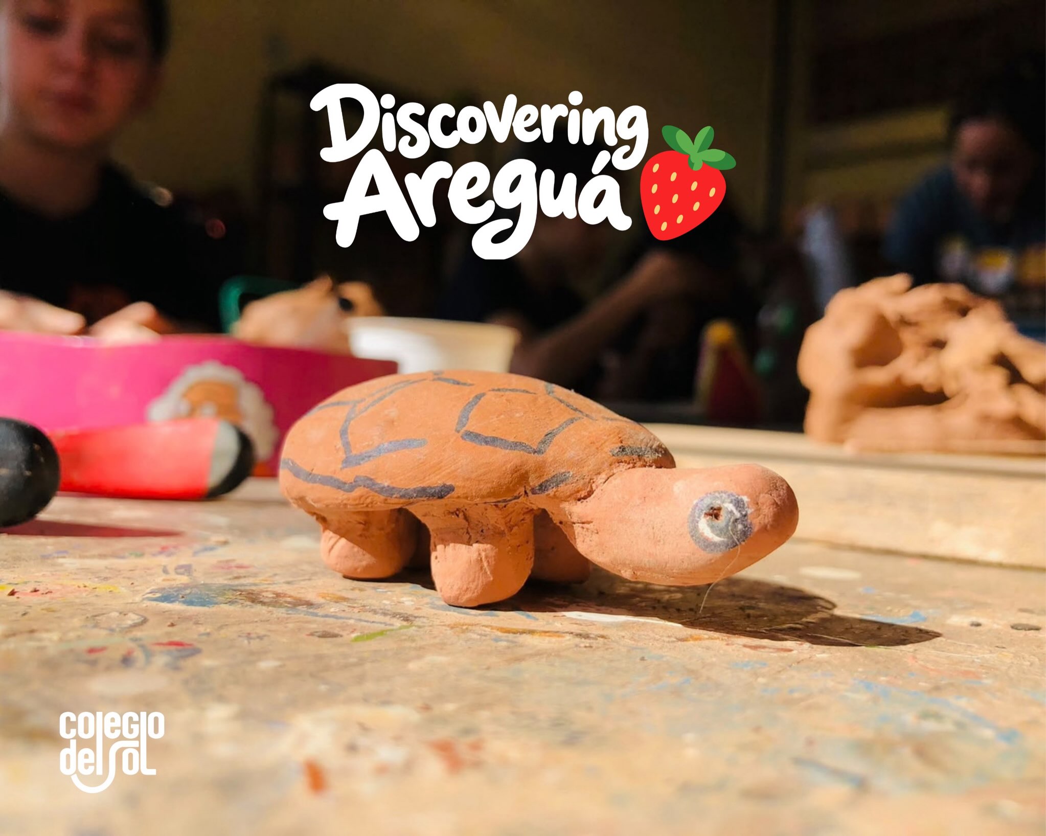 Discovering Areguá 🍓
Recorrer una ciudad también es aprender a mirarla.
A través de sus calles, sus historias, sus colores, sus sabores y sus expresiones artísticas, nuestros estudiantes fueron descubriendo Areguá desde la experiencia, el encuentro y la curiosidad.
Porque cada lugar guarda algo para contar, cuando aprendemos a detenernos, observar y escuchar.