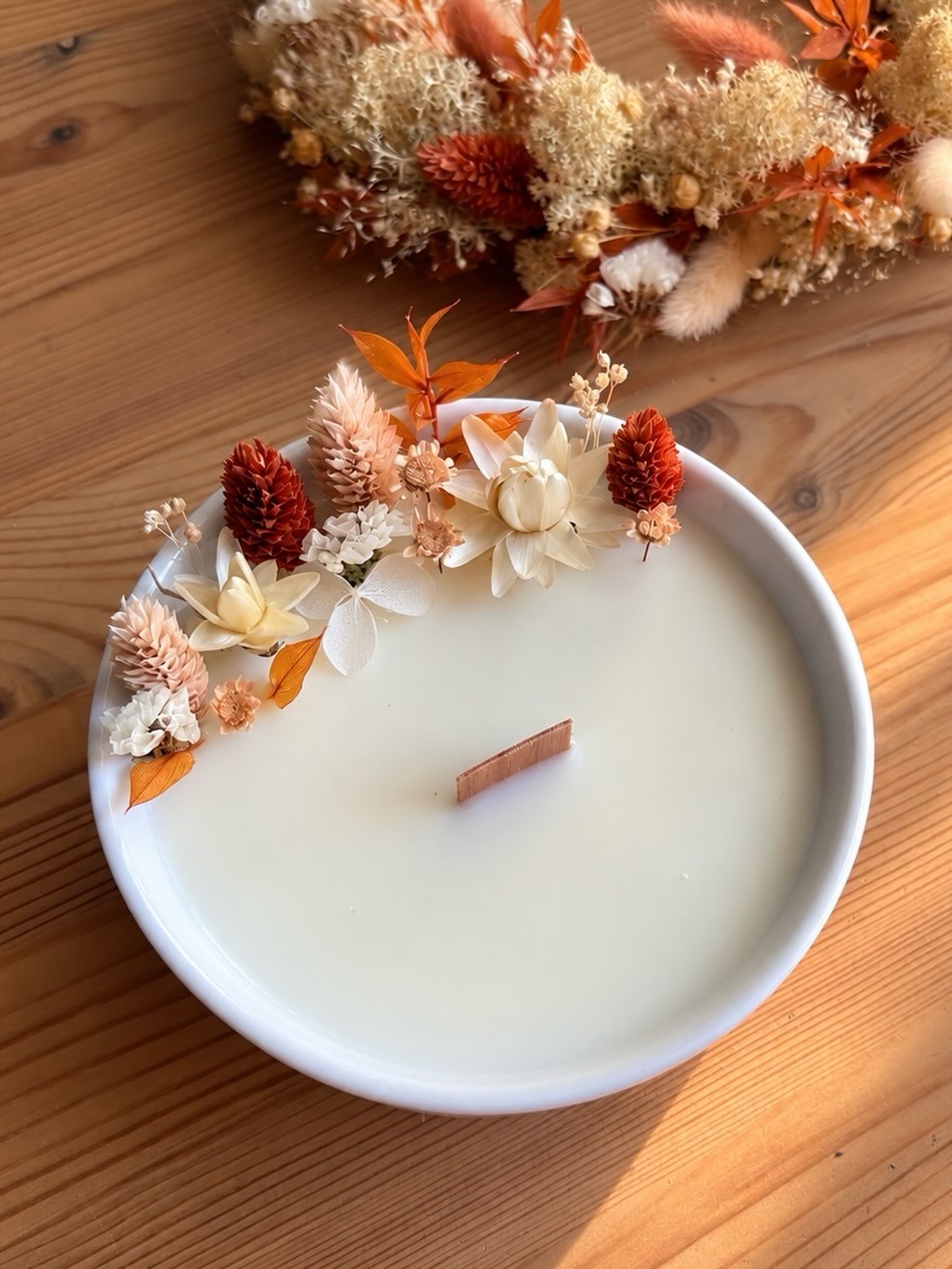 🍂 Les couleurs d’automne s’installent doucement à l’atelier.
Crème, terracotta, beige… forcément des tons que j’aime beaucoup 🧡
#CourantVertFleurs #FleursSéchees #BougieFleurie #automne