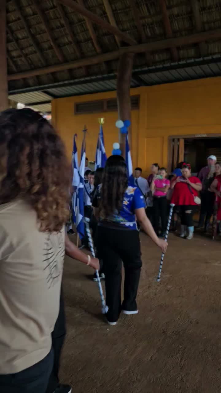 🌧️ The river has been rising in El Mango for several days, bringing the water much closer to Colegio Amparo than usual.
Our students even had to march within our Ranchón! In normal conditions, the river is about a 25-minute walk from the school, but when the water rises, it can reach the back of our classrooms.
This September, we were even able to board a boat directly from behind our classrooms. Life in El Mango is shaped by the river—and our community continues to adapt, learn, and move forward together. ❤️
🌧️ Durante varios días, el río ha crecido en El Mango, acercándose mucho más de lo habitual al Colegio Amparo.
¡Nuestros estudiantes incluso tuvieron que realizar su marcha dentro de nuestro Ranchón! Normalmente, el río está a unos 25 minutos caminando de la escuela, pero cuando crece, el agua puede llegar hasta la parte trasera de nuestras aulas.
Este septiembre, incluso pudimos abordar el bote directamente desde detrás de nuestras aulas. La vida en El Mango está marcada por el río, y nuestra comunidad sigue adaptándose, aprendiendo y avanzando unida. ❤️