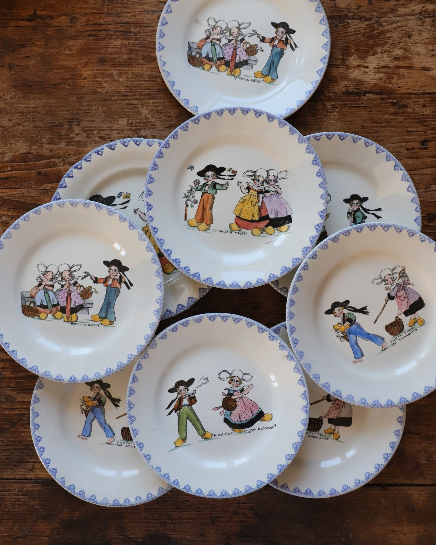 They are so cute !
Ironstone plate set from Choisy le Roi, different funny scenes with kids wearing traditional costumes from Bretagne.
In a very good condition, circa 1900.
Novelty available in the eShop, link in the bio.
♻️ Choose vintage tableware and be kind to the planet.
📱Follow my Instagram to make sure you’ll never miss a novelty.
#kitchenbrocante #instabrocante #brocanteenligne