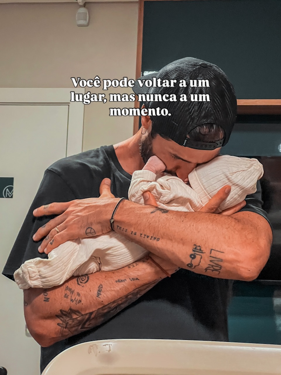 Essa foto me pega porque eu sei que um dia eu vou olhar pra ela e sentir saudade de uma versão da Sophie que nunca mais vai existir.
Eu posso voltar no mesmo lugar.
Posso ouvir a mesma música.
Posso tentar repetir a mesma cena.
Mas aquele peso no colo, aquele cheiro, aquele tamanho, aquele momento específico… não volta.
A paternidade tem me ensinado muito sobre presença justamente por isso.
A gente passa a vida achando que vai ter outra oportunidade.
Outro fim de semana.
Outra viagem.
Outro abraço.
Outro “depois eu faço”.
Só que algumas fases acabam sem avisar.
Por isso eu tenho tentado viver mais atento ao que está acontecendo agora.
Porque talvez a vida não seja feita dos grandes momentos que a gente planeja.
Talvez ela seja feita desses instantes pequenos que só viram gigantes quando já passaram. ❤️
Bora Viver!
