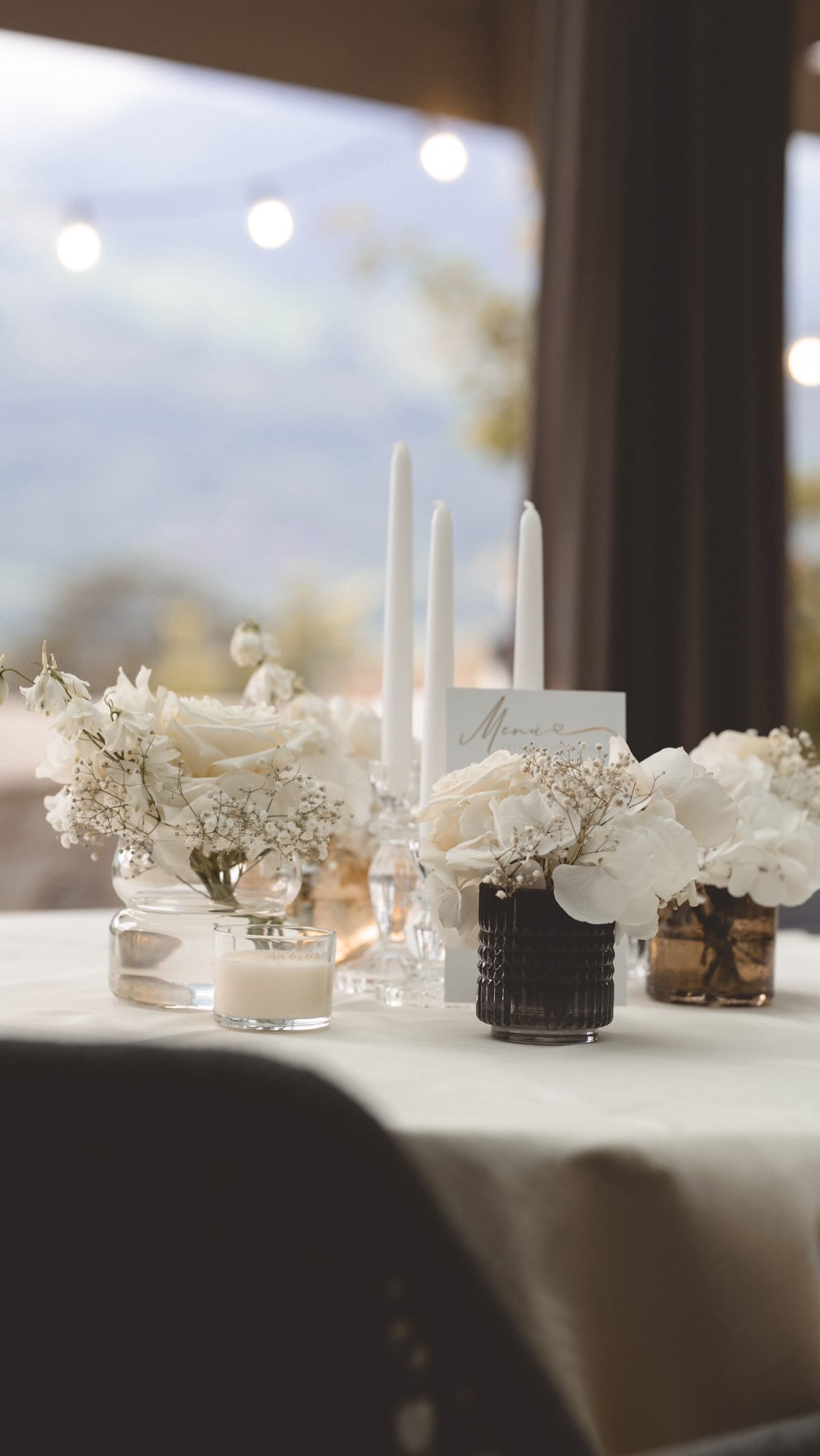 Vom leeren Raum zur stilvoll dekorierten Hochzeitslocation 🤍
Genau diese Verwandlung liebe ich an meiner Arbeit – aus einem leeren Raum ein stimmiges, elegantes Gesamtbild entstehen zu lassen.
Diese wunderschöne White-Night-Wedding durfte ich dekorativ gestalten und ich finde das Ergebnis einfach nur wunderschön 🤍
Floristik 🌸 von @blumen_anderscht
Einzelne 📸 von @herzundblatt_fotografie
Wenn auch ihr eure Hochzeit oder euer Fest dekorieren lassen möchtet, freue ich mich über eure Anfrage ✨#hochzeitsdeko #hochzeitsplaner #weddingdesign #hochzeitsinspiration #weddingtransformation