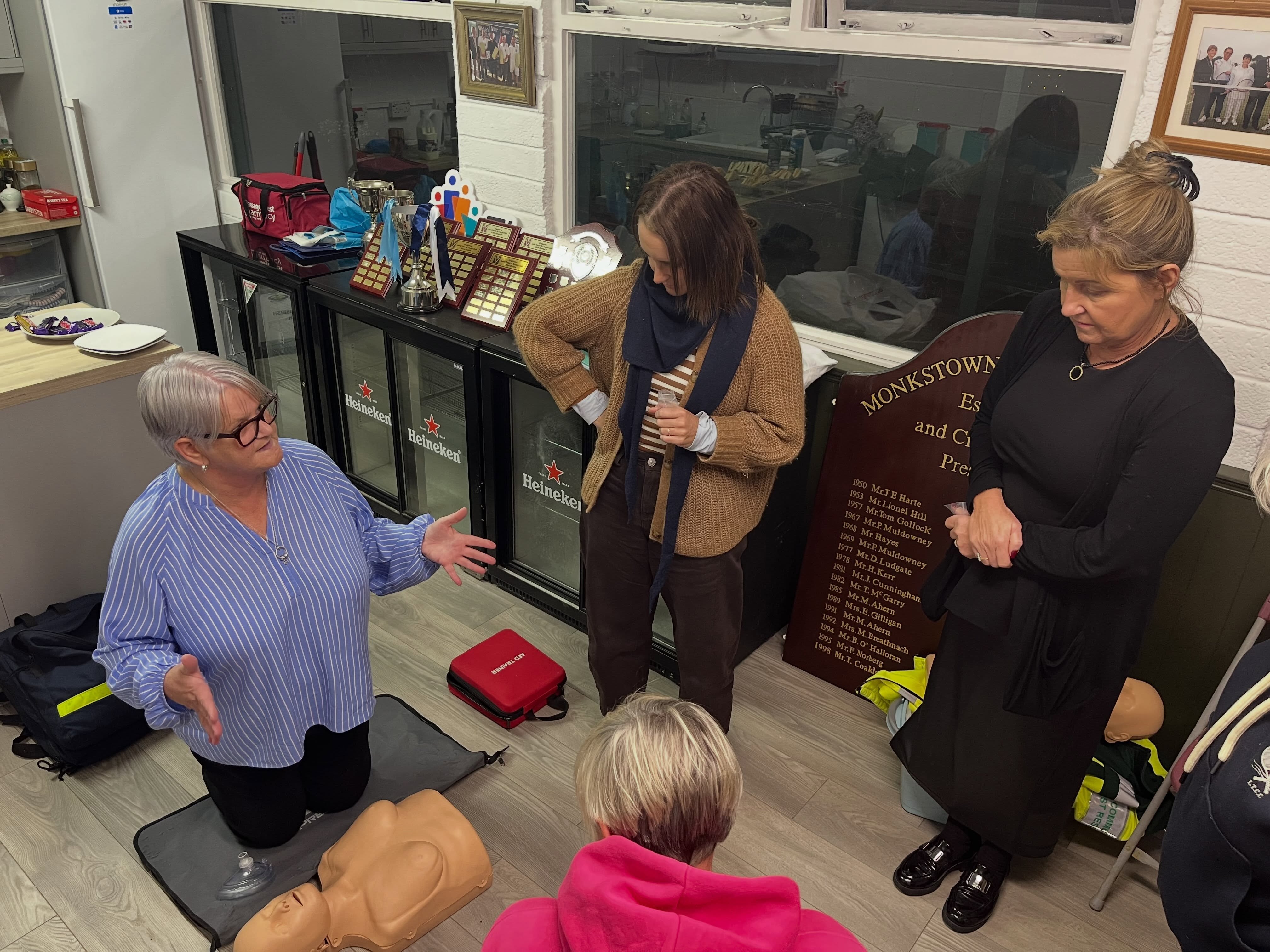 🩹❤️ First Aid Training at MLTC ❤️🩹
A huge thank you to Mary Foley for giving her time this evening to provide first aid training at the club.
Mary covered everything from bandaging and broken bones to choking, strokes and heart attacks, as well as demonstrating how to use the defibrillator.
Hopefully, we’ll never need to put the training into practice, but it’s incredibly reassuring to know that we have people in the club who are trained and confident to respond if the need ever arises.
Thank you Mary for such an informative and practical evening — knowledge that could one day make a real difference. ❤️
#FirstAidTraining