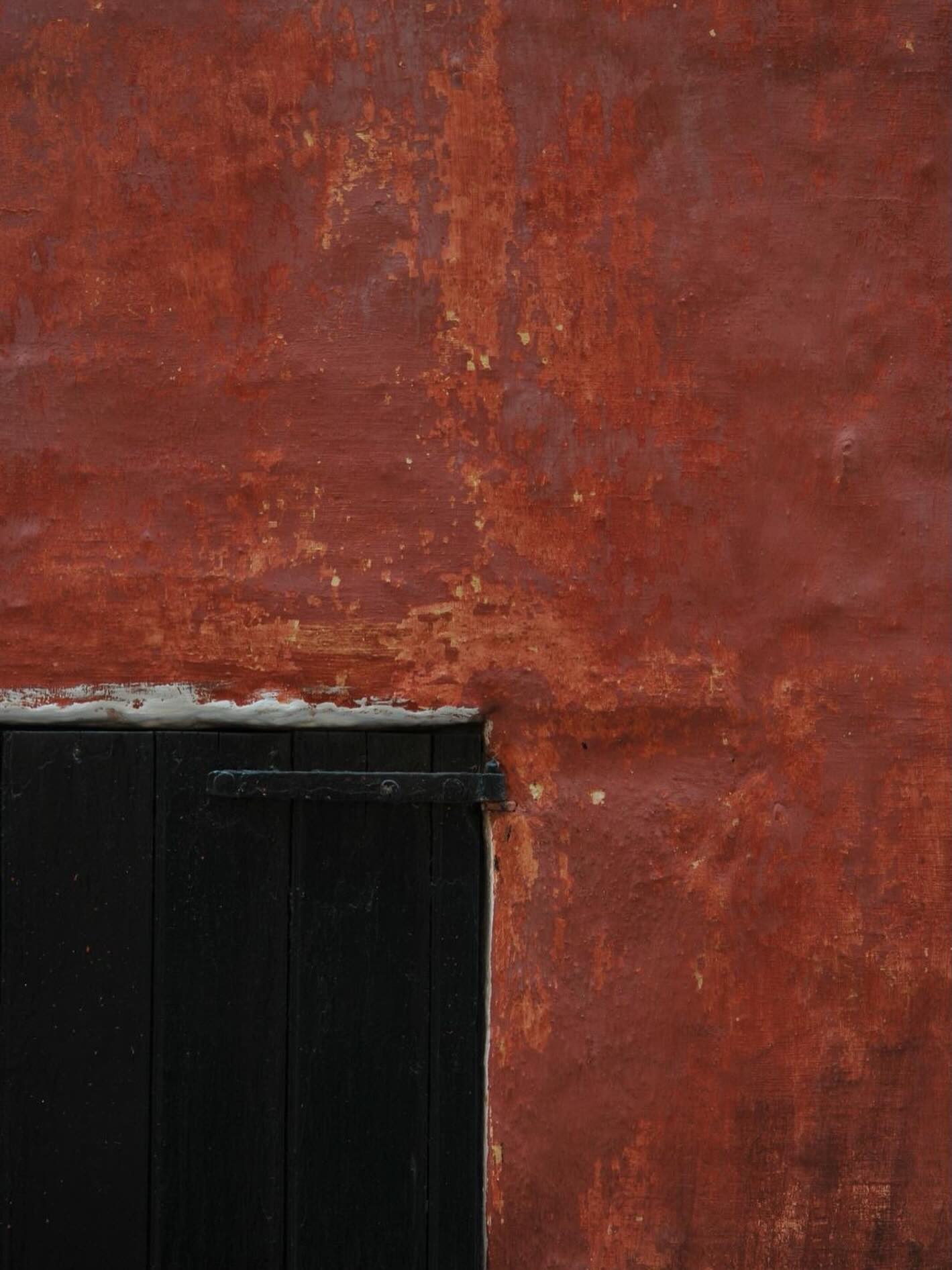Série « Photographie minimaliste »
💬Vision minimaliste dans une ruelle de Pétra.
Le plus court chemin vers la beauté est la simplicité.
Jean-Philippe Taslé d’Héliand
Le Rouge et le Noir
Pétra, Jordanie
2021
Tirage contrecollé sur Dibond
60 x 40 cm
Ex 1/5
À vendre/ For sale
📸Exposition en cours : Le Mur - Construire, déconstruire, ce qui nous sépare, ce qui nous relie. 27 photographies de Jean-Philippe Taslé d’Héliand.
Collection Stéphanie Peyrissac
📍 9 avenue de Lamballe, 75016 Paris
Exposition visible sur rendez-vous
📅 Porte ouverte samedi 10 octobre, de 11h à 18h30
Pour toute information ou pour prendre rendez-vous :
Message @Collection Stéphanie Peyrissac
📞 06 11 72 55 88
✉️ contact@collectionstephaniepeyrissac.com
🌐 galeriecollectionstephaniepeyrissac.com
#collectionstephaniepeyrissac #jpthphotographe #minimalisme #photo #petra