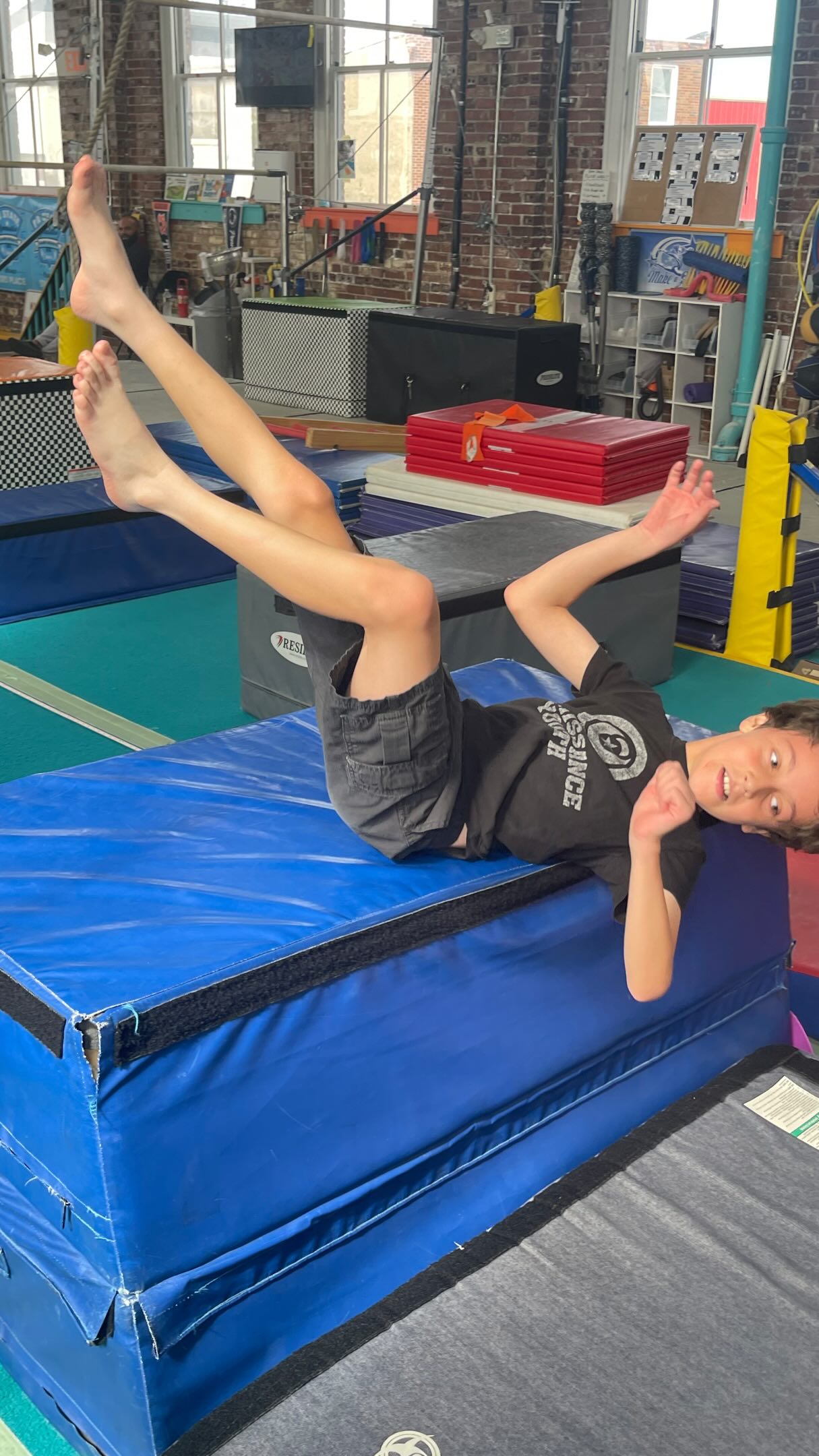 They may look like they’re running from a hungry bear 🐻💨… but they’re actually building some serious skills through parkour!
⚡ Strength
⚡ Balance
⚡ Coordination
⚡ Agility
⚡ Confidence
⚡ Problem-solving
Running, jumping, climbing & learning along the way! 🤸♂️🔥
#ParkourKids #flipoutproductions #philly