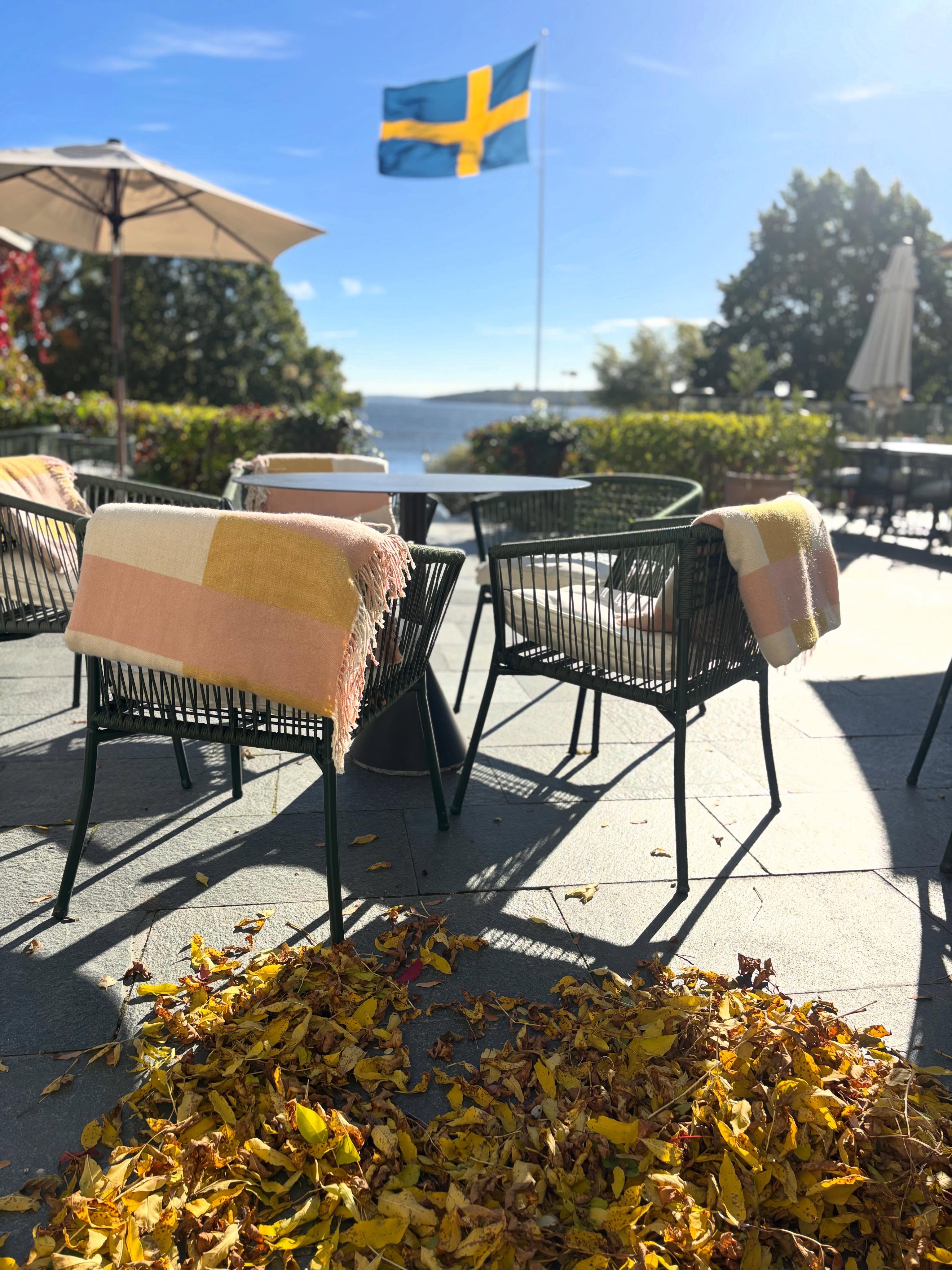 Hotellet i höstskrud med sol, höstlöv och filtar på uteserveringen - här är så väldigt vackert! Kom och gör oss sällskap! 🧡🍂🍁☀️😊