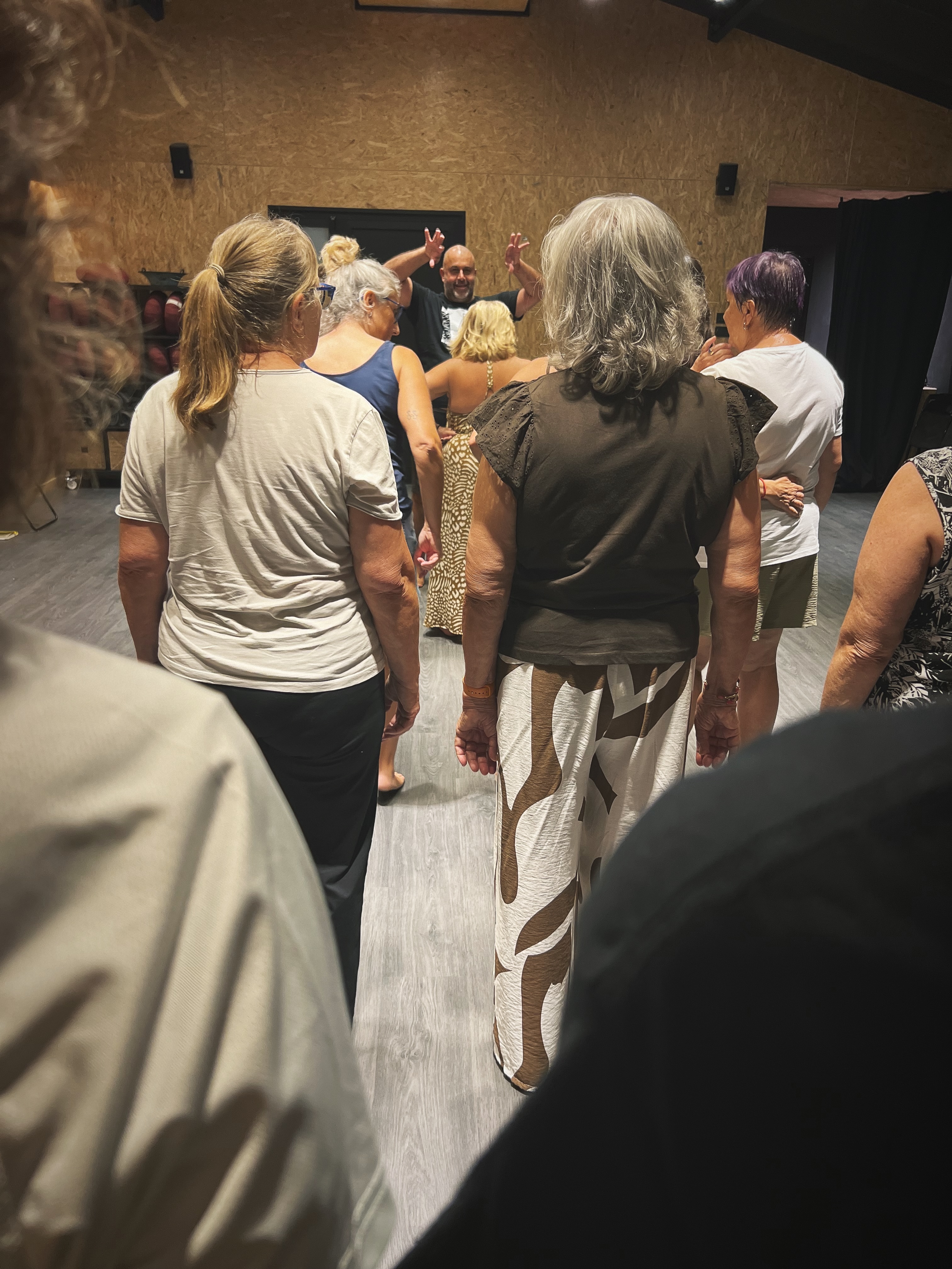 PRÁCTICAS TEATRALES 🫧
En Prácticas Teatrales jugamos con pequeños elementos capaces de transformar la escena 🫧
Una pompa aparece, cambia el espacio, provoca una reacción… y, hasta lo más pequeño puede abrir un nuevo mundo 🤗