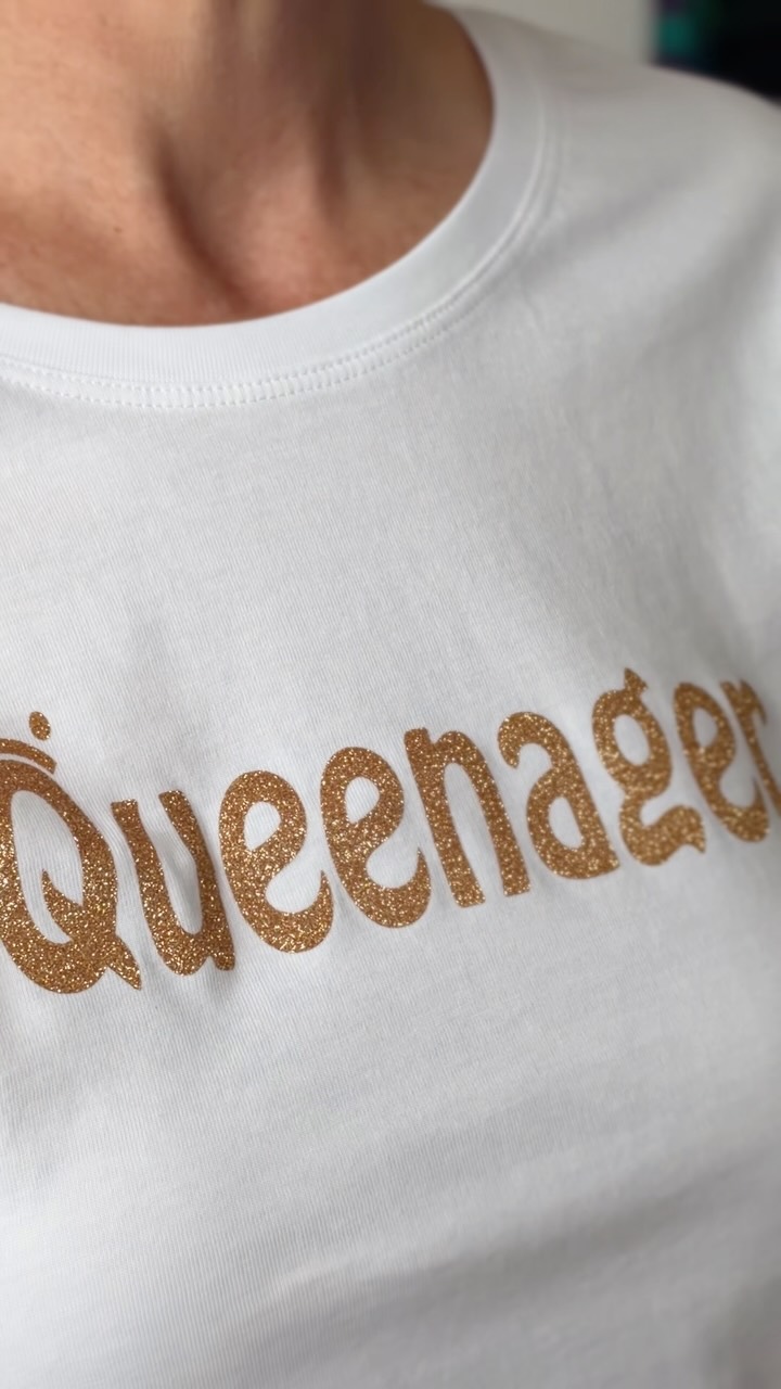 Wechseljahre? Ich nenn’s lieber Pubertät für Fortgeschrittene! 😎👑
Vom Teenager zum QUEENAGER. 🧡🩷
Und ganz ehrlich: Wer sagt eigentlich, dass die zweite Pubertät nicht die bessere werden kann? 🔥✨
Team Queenager oder Team Wechseljahres-WÄH? 😜
#glücklichewechseljahre #wowstattwäh #glitzernstattschwitzen