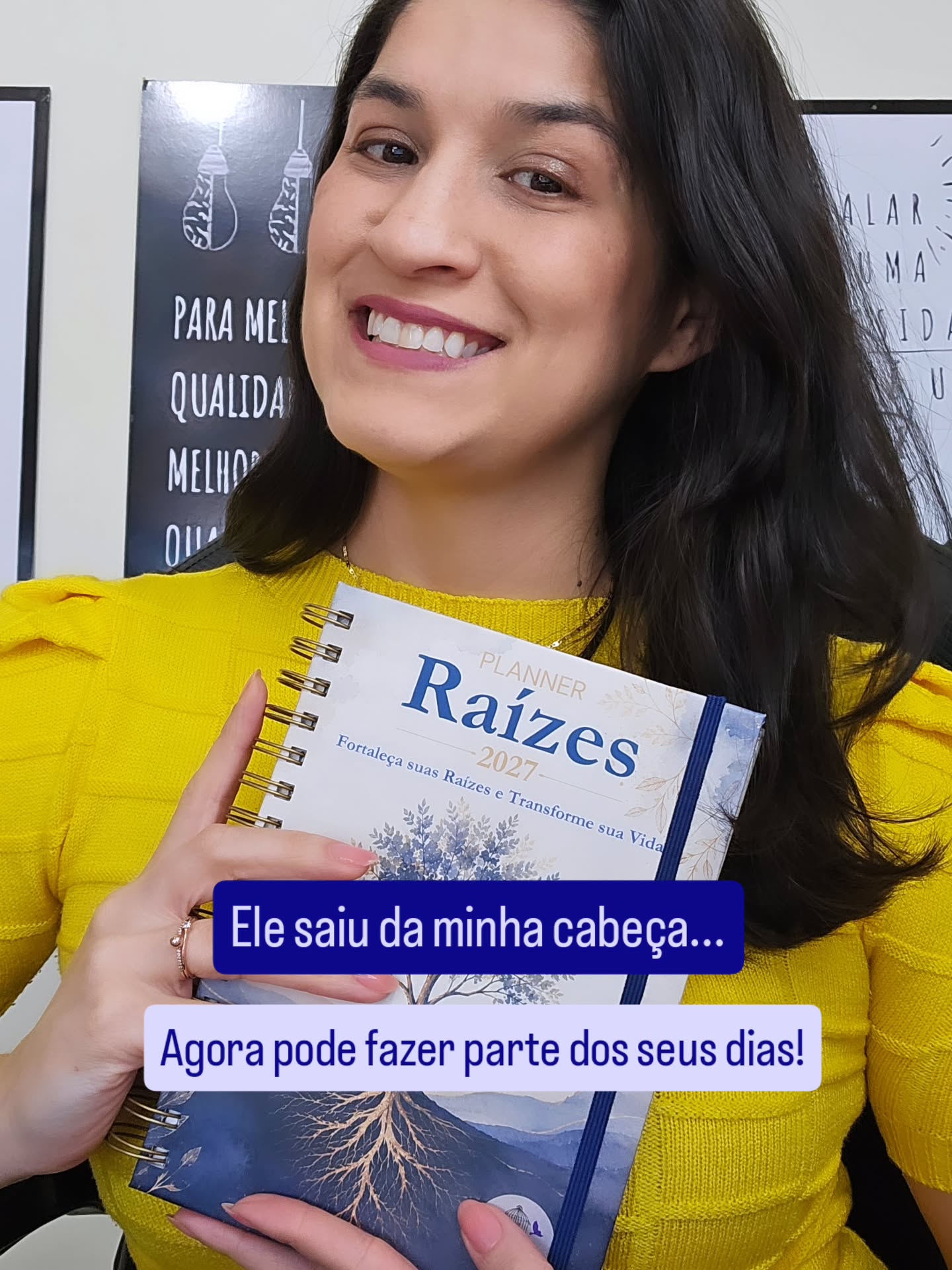 Foram meses pensando, escrevendo, apagando, reescrevendo, testando, mudando detalhes e tentando colocar no papel uma ideia que existia primeiro só na minha cabeça.
Até que chegou o momento em que eu finalmente pude olhar para ele e pensar:
“Agora ele existe.” 🌱
O Planner Raízes 2027 foi criado para acompanhar você ao longo de 2027, não apenas ajudando a organizar seus dias, mas criando pequenos espaços para você se perceber, refletir, fazer escolhas e cuidar do que realmente importa.
Porque um ano não muda só pelas grandes decisões.
Ele muda também pelas pequenas coisas que você começa a fazer diferente e continua fazendo ao longo do caminho.
E é isso que eu desejo que o Raízes seja para você: um espaço para cultivar, acompanhar e fortalecer aquilo que você quer levar para a sua vida.
Se quiser conhecer melhor o Planner Raízes 2027, escreva EU QUERO aqui. 🌿