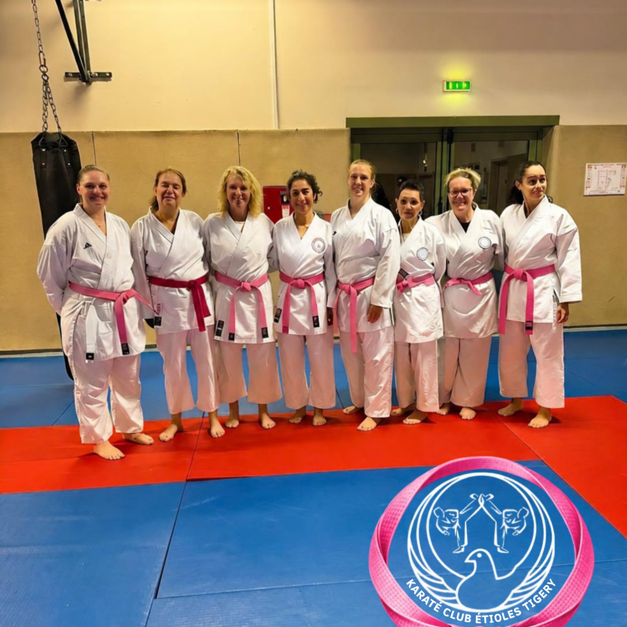 🎀 𝗤𝘂𝗮𝗻𝗱 𝗹𝗲 𝗸𝗮𝗿𝗮𝘁é 𝗽𝗮𝘀𝘀𝗲 𝗲𝗻 𝗺𝗼𝗱𝗲 𝗢𝗖𝗧𝗢𝗕𝗥𝗘 𝗥𝗢𝗦𝗘 ! 🥋
Ce mois-ci, on troque symboliquement nos ceintures habituelles contre du rose.
Même énergie, même esprit d’équipe… avec une couleur qui porte un message important : 𝘀𝗲𝗻𝘀𝗶𝗯𝗶𝗹𝗶𝘀𝗲𝗿 𝗮𝘂 𝗱é𝗽𝗶𝘀𝘁𝗮𝗴𝗲 𝗱𝘂 𝗰𝗮𝗻𝗰𝗲𝗿 𝗱𝘂 𝘀𝗲𝗶𝗻.
Sur le tatami, on travaille les réflexes… alors autant en garder un essentiel dans la vie aussi : penser au dépistage.
𝗘𝘁 𝗲𝗻𝘁𝗿𝗲 𝗻𝗼𝘂𝘀… 𝗹𝗲𝘀 𝗰𝗲𝗶𝗻𝘁𝘂𝗿𝗲𝘀 𝗿𝗼𝘀𝗲𝘀, ç𝗮 𝗮 𝗾𝘂𝗮𝗻𝗱 𝗺ê𝗺𝗲 𝗱𝘂 𝘀𝘁𝘆𝗹𝗲 😉🎀
#OctobreRose #KarateClub #Etiolles #Tigery #Karate #SportEtSolidarite #Prevention #Depistage #CancerDuSein