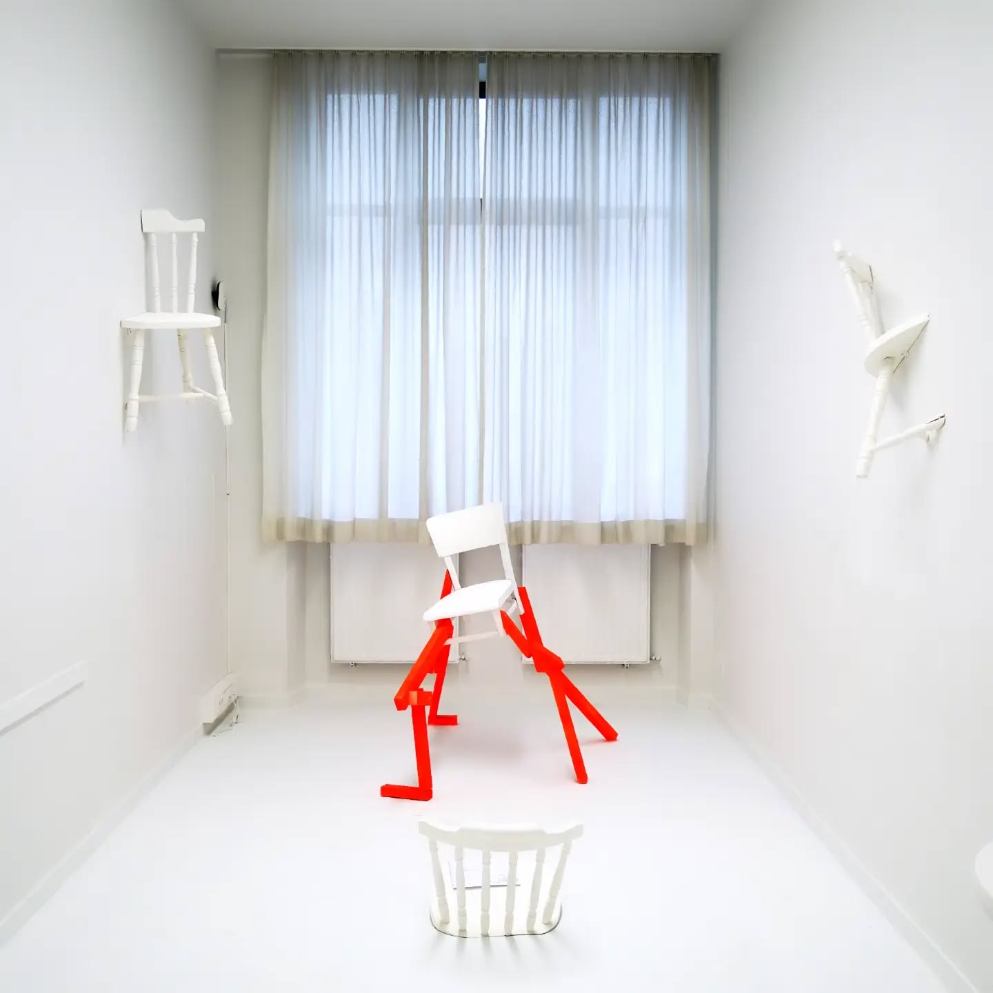 HD Resistance
This sculpture was created during my artist residency at Abtei Neumünster and is now being shown for the first time at Fuelbox XI.
This time, the distorted chair is not only a personal interpretation of the motoric difficulty that have been caused by Huntingon disease in my father's life, but also about resistance, adaptation and not giving up.
#luxembourg #Installation #art