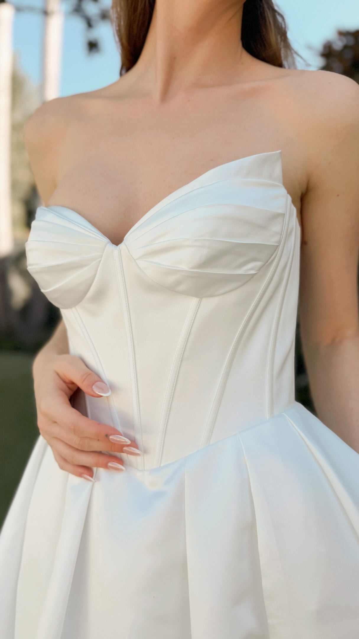 for the Fall bride who notices the little things 🍂
pockets, detachable pieces, and buttons in unexpected places bring the chicest little touches to your bridal look. We love when a wedding dress is both thoughtful and beautiful!
Fall 2027 brides, add these to your saves 😍🤍
gowns:
Veya | E2670
Moore | E2664
Noa | K2651
fall wedding dress · fall bride · 2027 bride · wedding dress shopping · wedding dress details · bridal gown · fall wedding · wedding dress inspiration