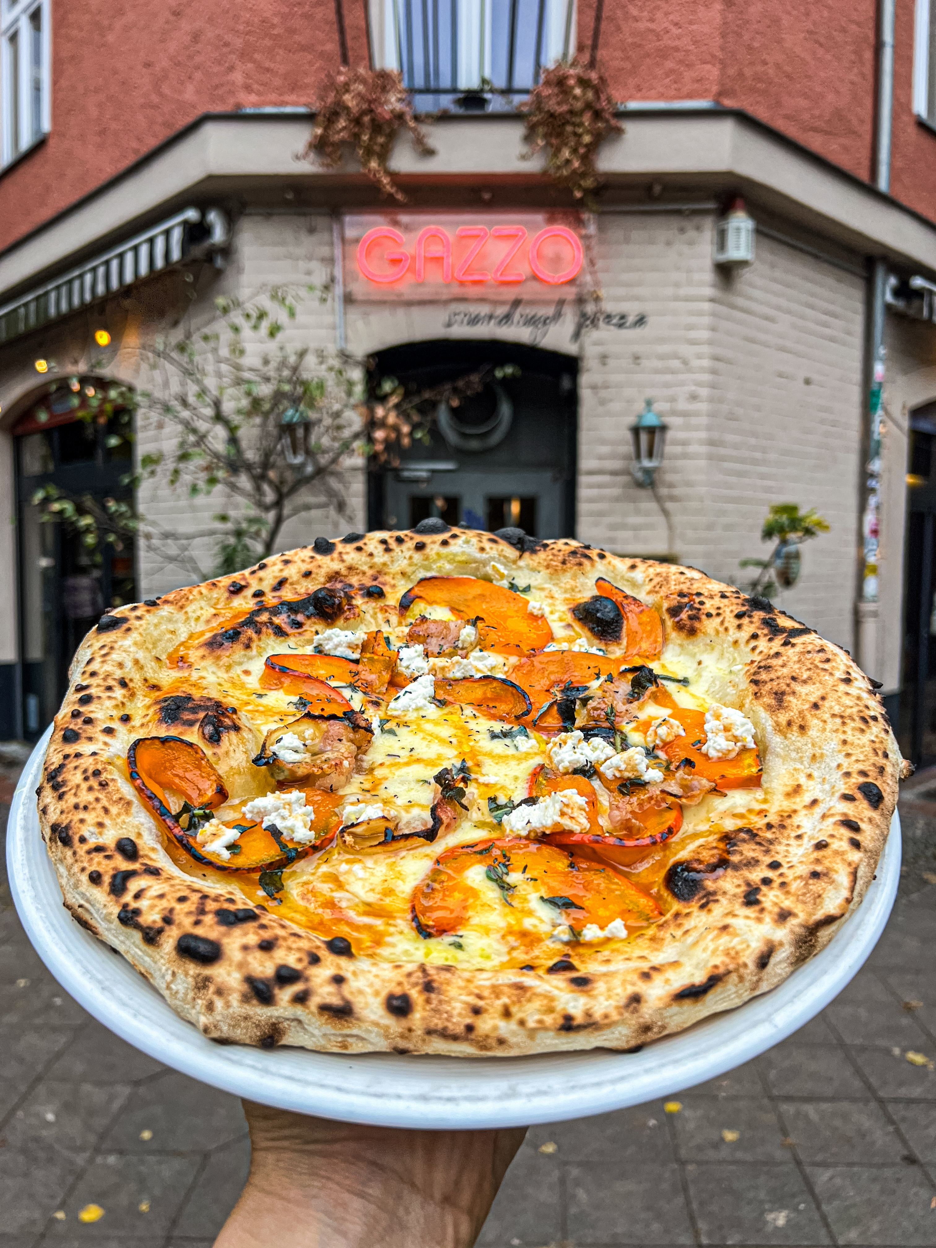 🎃 Our pumpkin special is back ✨
This is one of our classics, which has been on the menu every year since opening with some tweaks over the years.
Roasted Hokkaido pumpkin, guanciale (cured pork jowl), sage, buffalo ricotta and hot honey.
Super savory, autumn flavors 🍂🍁
On the menu now