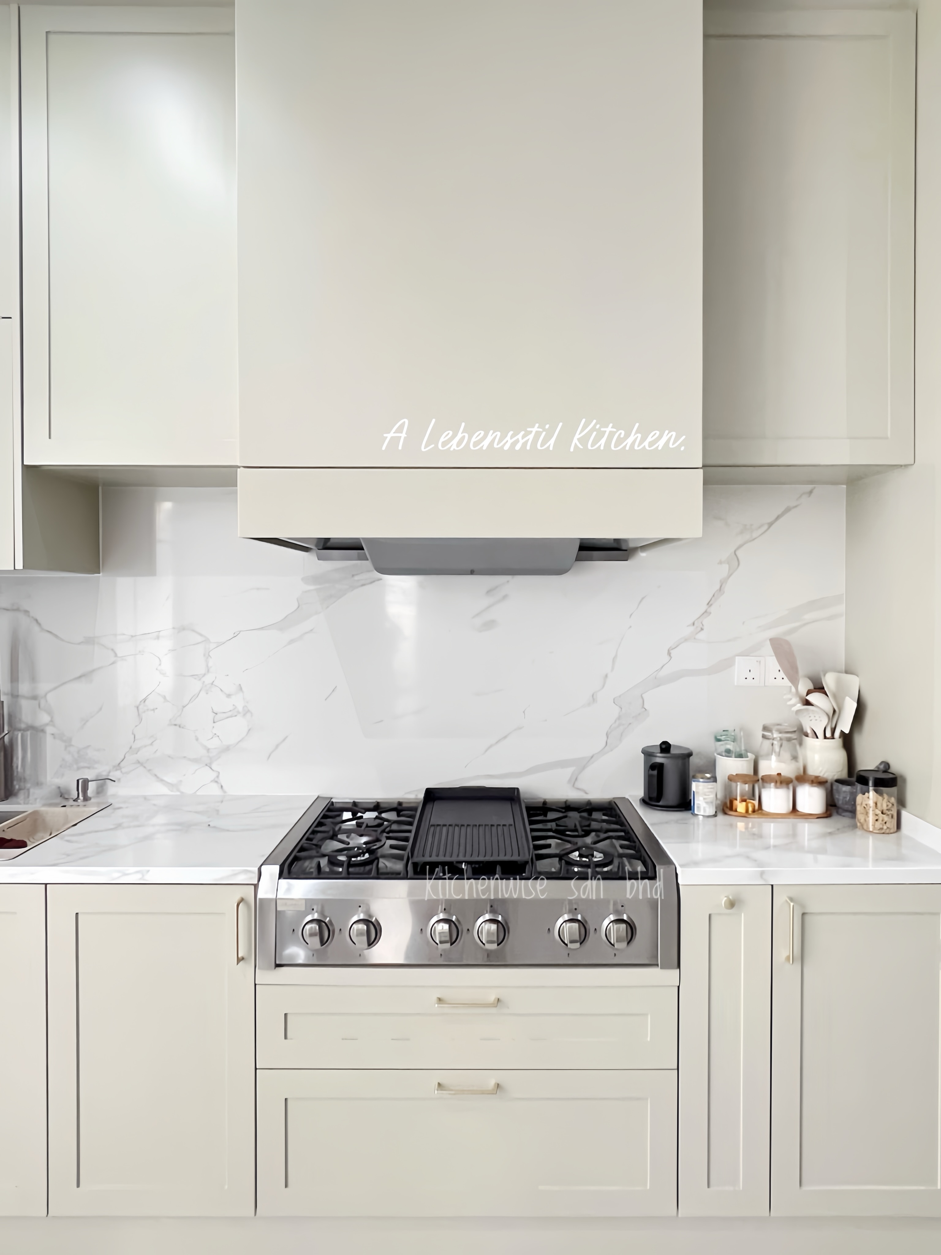 German inspired kitchen✨
Full of Lebensstil delightness😎
6 burner & its 6 knobs
💪💪💪💪💪💪
Comes with a cast iron griddle🥩
Subtly grand 😮💨
Lebensstil in the dry kitchen,
Built In microwave & oven ⏲️
Sometimes you don’t need to turn on the stove to start a meal 🥘
#lebensstil #lebensstil6burner #kwxlebensstil #kitchendesign #kitchen