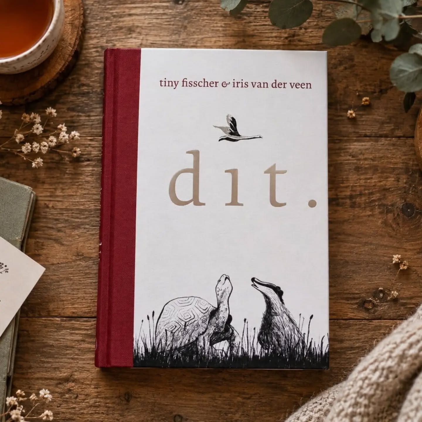 📚Boekentip!📚
Dit - Tiny Fisscher & Iris van der Veen
❤️❤️❤️❤️,5
• • • • • • • •
💖Lees de hele recensie op: www.happykim.nl
Link in bio💖
• • • • • • • •
Een klein, bijzonder en hartverwarmend boek dat met verrassend weinig woorden ontzettend veel weet te zeggen. De eerdere boeken van Tiny Fisscher en Iris van der Veen wisten me al te raken, dus mijn verwachtingen van dit. waren hoog. Gelukkig wist ook deze bundel me weer te pakken. Juist de combinatie van eenvoud, warmte en diepere levensvragen maakt dit zo'n boek waarbij je regelmatig even stilstaat.
Tiny Fisscher heeft een toegankelijke, poëtische en lichtvoetige schrijfstijl. Haar teksten zijn kort en soms maar enkele regels lang, maar toch weet ze met weinig woorden ontzettend veel gevoel en betekenis over te brengen. Zonder zwaar of zweverig te worden, schrijft ze over geluk, vriendschap, verdriet, vertrouwen, alleen en samen zijn, ouder worden en de dood. Die warme en nuchtere manier van schrijven vond ik erg sterk.
Schildpad en Das vormen samen met onder andere Egel, Uil en Zwaan het hart van de verhalen. Ondanks de korte teksten zit er verrassend veel psychologische gelaagdheid in hun gesprekken en gedachten. Hun onzekerheden, angsten, verlangens en vragen zijn ontzettend menselijk. De ene keer herkende ik mezelf in een gedachte, terwijl een andere tekst me juist op een compleet andere manier naar iets liet kijken. De dieren hebben bovendien niet overal een antwoord op. Soms is luisteren, samen zijn of een andere blik op de situatie al genoeg. Juist dat maakt de verhalen zo herkenbaar en mooi.
De bundel bestaat uit losse verhalen, gesprekjes en gedachten. Je kunt dit. in één keer uitlezen, maar ik vond het veel fijner om af en toe een paar pagina's te lezen en de woorden even te laten binnenkomen. Sommige teksten ontroerden me, andere maakten me aan het lachen en weer andere zetten me onverwacht aan het denken.
Ook de prachtige zwart-witillustraties van Iris van der Veen zijn een geweldige toevoeging. Ze zijn sfeervol, warm en soms bijna net zo veelzeggend als de woorden zelf. Tekst en beeld versterken elkaar en maken het boek helemaal compleet.
⬇️⬇️⬇️⬇️