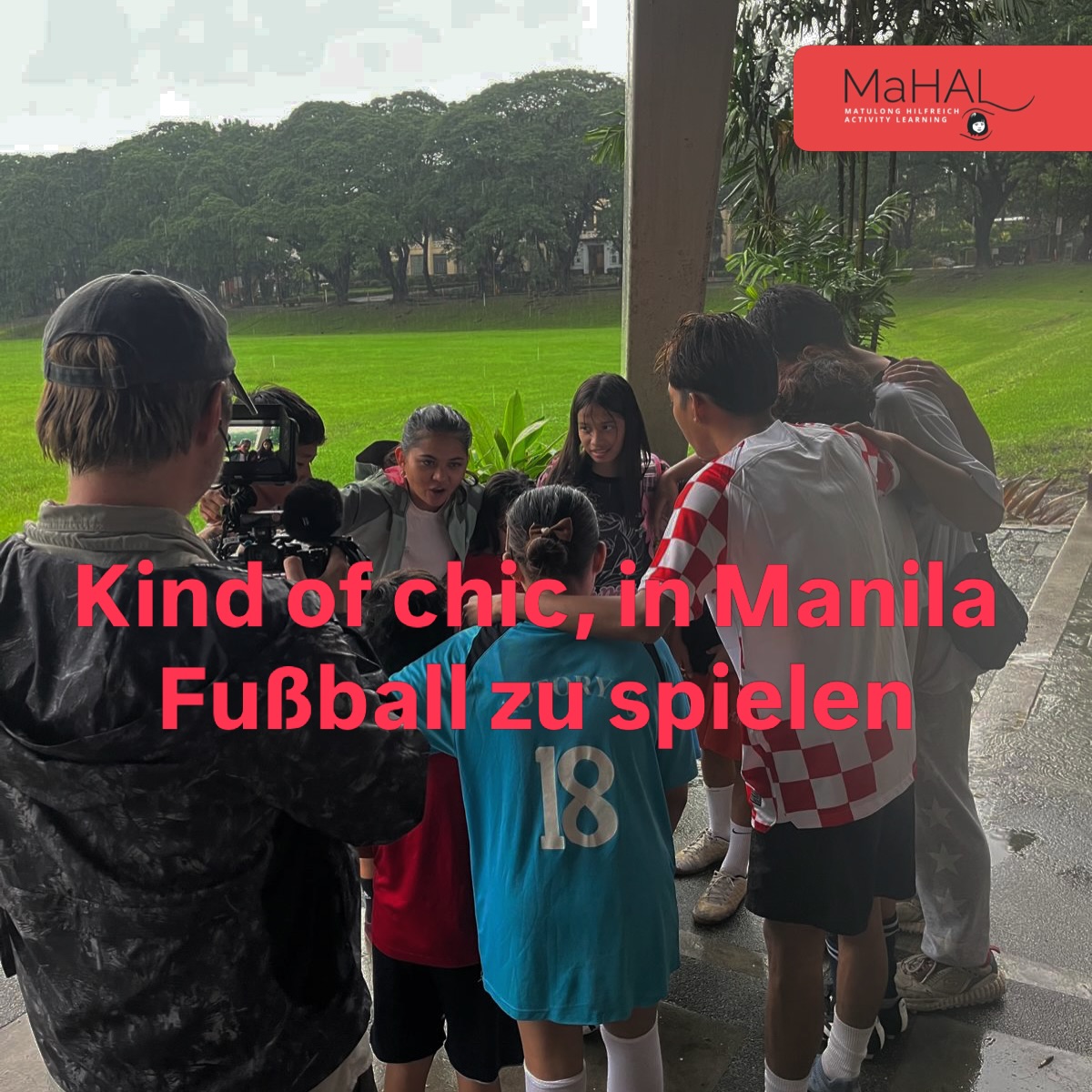⚽️❤️ Sport verbindet!
Bei MaHAL spielt Jermabelle mit den Kindern Fußball – bei Sonne und sogar bei Regen!
Dabei lernen die Kinder Teamgeist, Fairness und eine neue Sportart kennen. Gleichzeitig entdecken sie ein Stück deutsche Kultur und Deutschland 🇩🇪 und erleben, wie schön gemeinsames Spielen und Lachen sein kann.
Sport verbindet – über Kulturen und Grenzen hinweg. ❤️
Spielst Du Fussball?