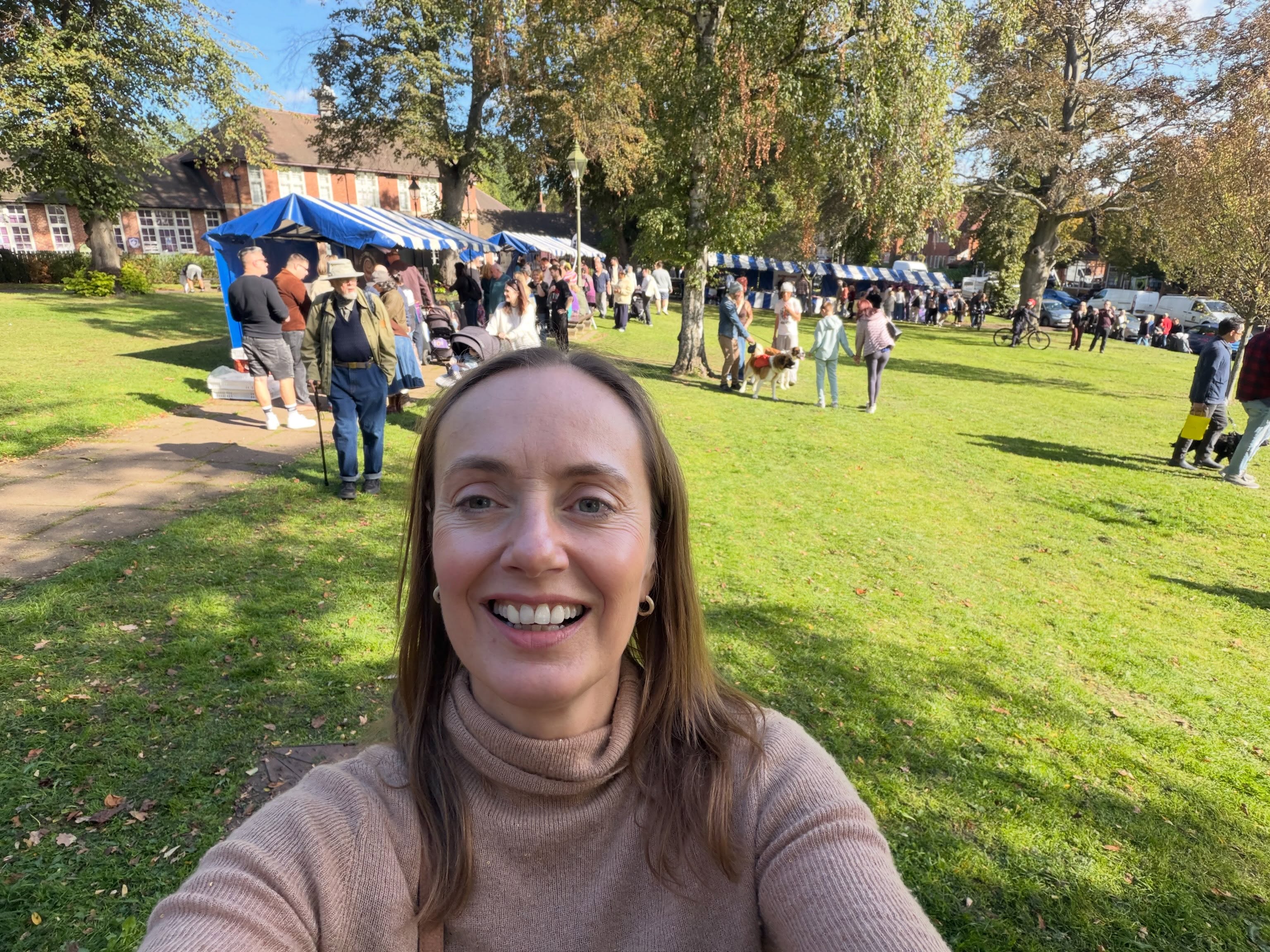 I love a farmers market!
This was @bournvillefarmersmarket at the weekend when we had glorious sunshine too, We bought plants, dark chocolate from @marshall_and_co, curry sauce from @nanas_sauces (I loved your sales pitch!) and a soap on a rope.
There were artists in the building, check out @sallybrambleart - beautiful wax art 🌸🌼🌸
#birmingham #nutritionist #healthyeating