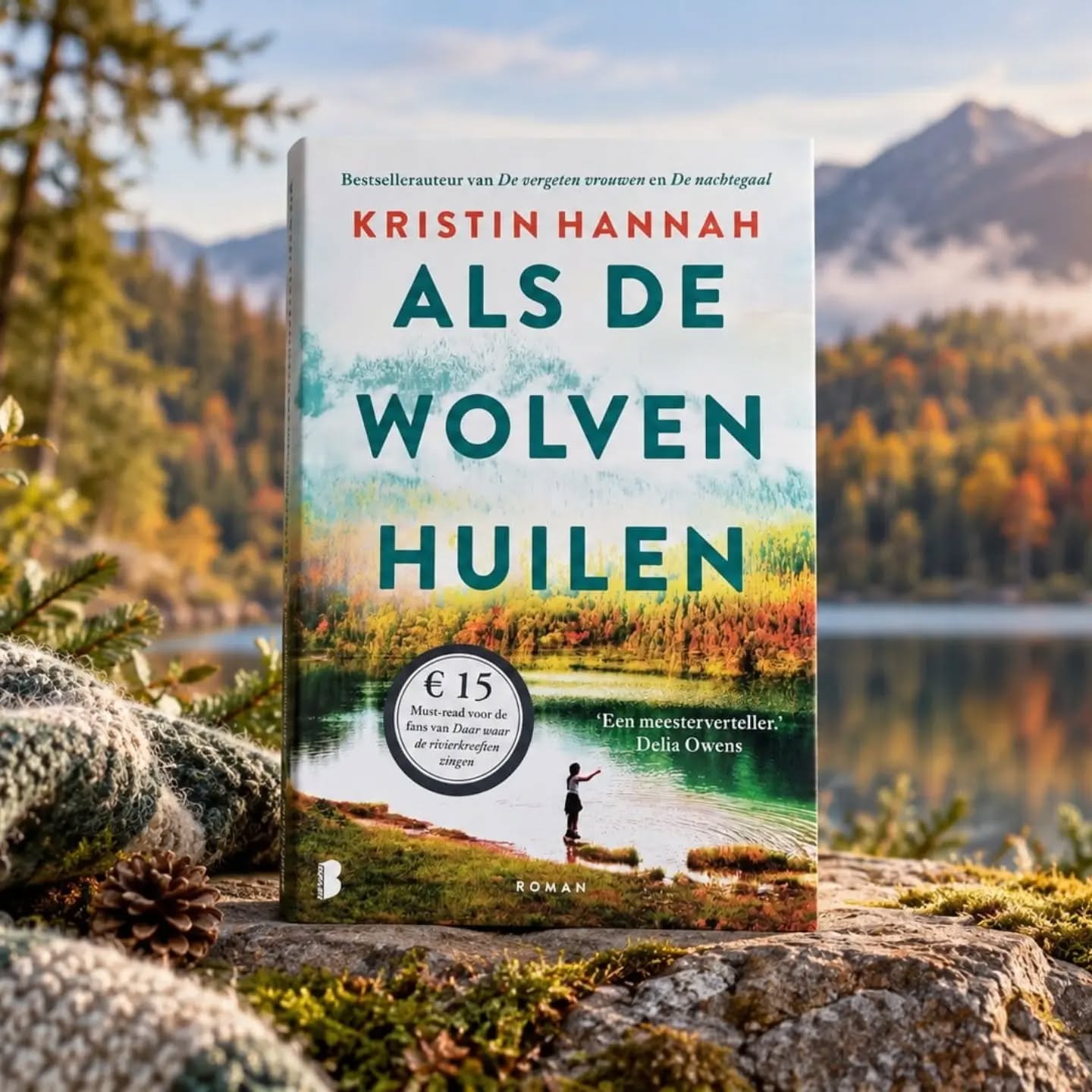 📚Boekentip!📚
Als de wolven huilen - Kristin Hannah
❤️❤️❤️❤️❤️
• • • • • • • •
💖Lees de hele recensie op: www.happykim.nl
Link in bio💖
• • • • • • • •
Emotioneel, intens en een verhaal dat je bijblijft. Ik had hoge verwachtingen van de nieuwe roman van Kristin Hannah en die heeft ze opnieuw compleet waargemaakt. Het verhaal heeft direct een intrigerende start: een jong meisje verschijnt vanuit de wildernis, praat niet en laat niemand dichtbij komen. Vanaf dat moment wilde ik vooral weten wie Alice werkelijk was en wat haar was overkomen.
Hannah schrijft toegankelijk en beeldend, maar vooral met ontzettend veel gevoel en sfeer. Het mysterie rondom Alice wordt sterk neergezet, terwijl het verhaal steeds meer draait om de band die langzaam tussen haar en kinderpsychiater Julia ontstaat. Juist die kleine stapjes vond ik prachtig en realistisch beschreven. Een gebaar, een eerste teken van vertrouwen of een kleine verandering in Alice’ gedrag krijgt enorm veel betekenis. Vooral die psychologische diepgang maakte het verhaal voor mij zo aangrijpend.
Julia is veel meer dan alleen de psychiater die Alice probeert te helpen. Na het schandaal dat haar carrière heeft beschadigd, twijfelt ze enorm aan zichzelf. In Alice vindt ze iemand voor wie ze wil vechten, maar tegelijkertijd wordt ze gedwongen haar eigen onzekerheden en verleden onder ogen te zien. Hierdoor ontstaat een mooie wisselwerking: terwijl Julia Alice leert om anderen te vertrouwen, moet ze zelf opnieuw leren vertrouwen op wie ze is. Ook haar moeizame relatie met haar zus Ellie zorgt voor extra gelaagdheid.
De opbouw is sterk. Het begin roept veel vragen op, waarna Hannah langzaam steeds meer informatie prijsgeeft en de nadruk verschuift naar de emotionele ontwikkeling van de personages. Hierdoor ligt het tempo in het middendeel soms wat lager, maar juist dat vond ik goed passen. Alice kan niet ineens herstellen en vertrouwen laat zich niet afdwingen. Richting het einde neemt de spanning flink toe en kon ik het boek nauwelijks meer wegleggen.
Trauma, misbruik, eenzaamheid en angst spelen een belangrijke rol, maar daartegenover staan liefde, familie, herstel en de behoefte om ergens thuis te horen. ⬇️⬇️
