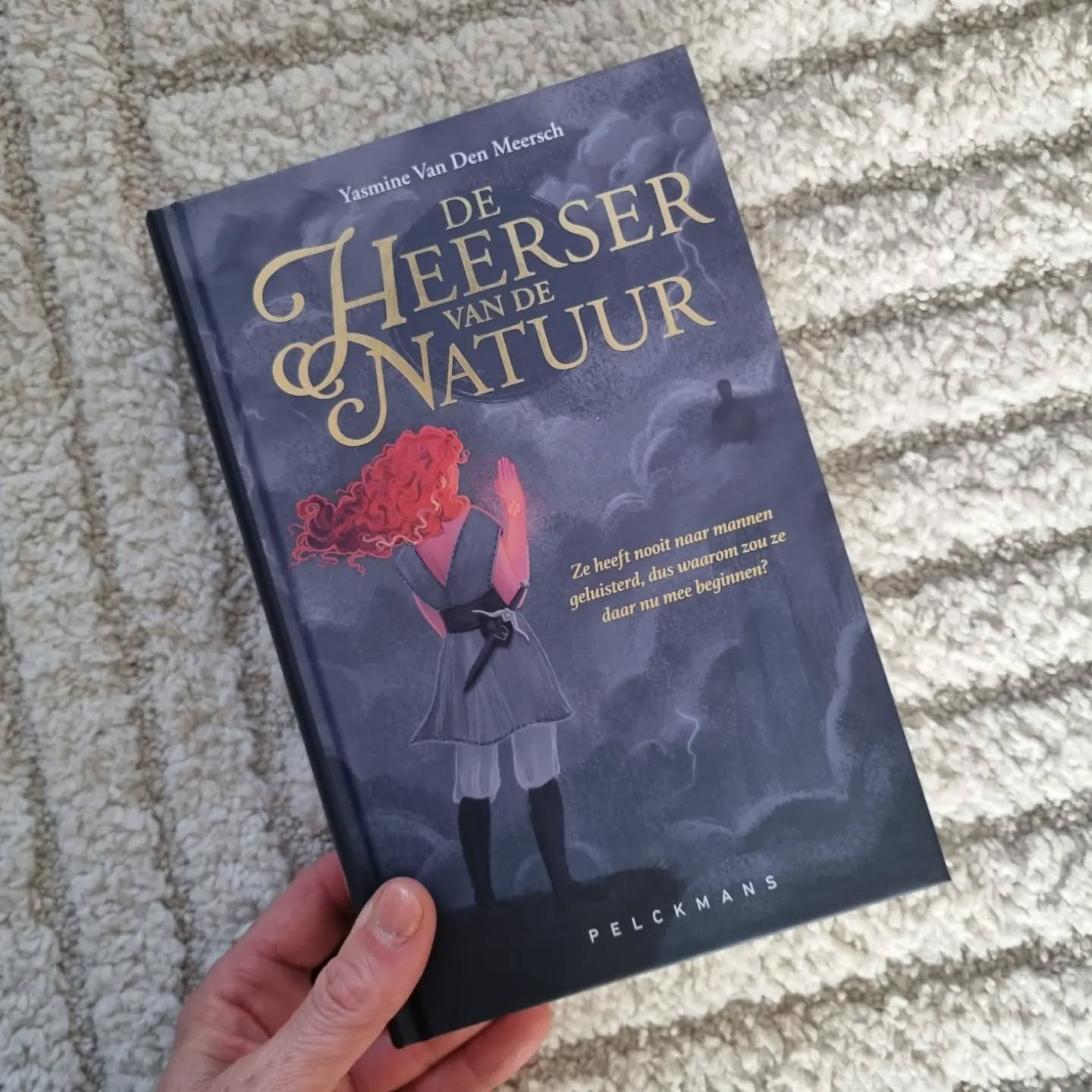 Nieuwe leespret!😍❤️❤️😍
Whooohooo.. vandaag is bij @pelckmans.be dit nieuwe boek van @yasmine.vandenmeersch verschenen. Super bedankt voor het recensie-exemplaar. Ik ga genieten, mijn verwachtingen zijn hoog gespannen....
🌟Ga jij 'm lezen?🌟
• • • • • • • •
📚Flaptekst📚
Met Sienna op de troon lijkt een periode van bloei en stabiliteit aangebroken voor het Rijk. Tot een onthutsend bericht de Erfgenamen bereikt: de onbeweeglijke mist die al een eeuwigheid boven de oceaan hangt die hun Rijk omringt, heeft bewogen. En een dorp aangevallen.
Sienna doet er een ontdekking die hun hele bestaan overhoophaalt. Wat volgt, is een race tegen de tijd die Kazimir op haar pad brengt. Een mysterieuze man die haar het bloed van onder de nagels haalt en vice versa – maar om het tij te keren, zullen ze moeten samenwerken.
Sienna wil haar Rijk veiligstellen, maar de opofferingen voelen groter dan ooit. De strijd brengt demonen uit haar verleden terug en een eeuwenoude vraag: kan je je lot ontlopen?
#deheerservandenatuur #yasminevandenmeersch #pelckmansuitgevers #pelckmans