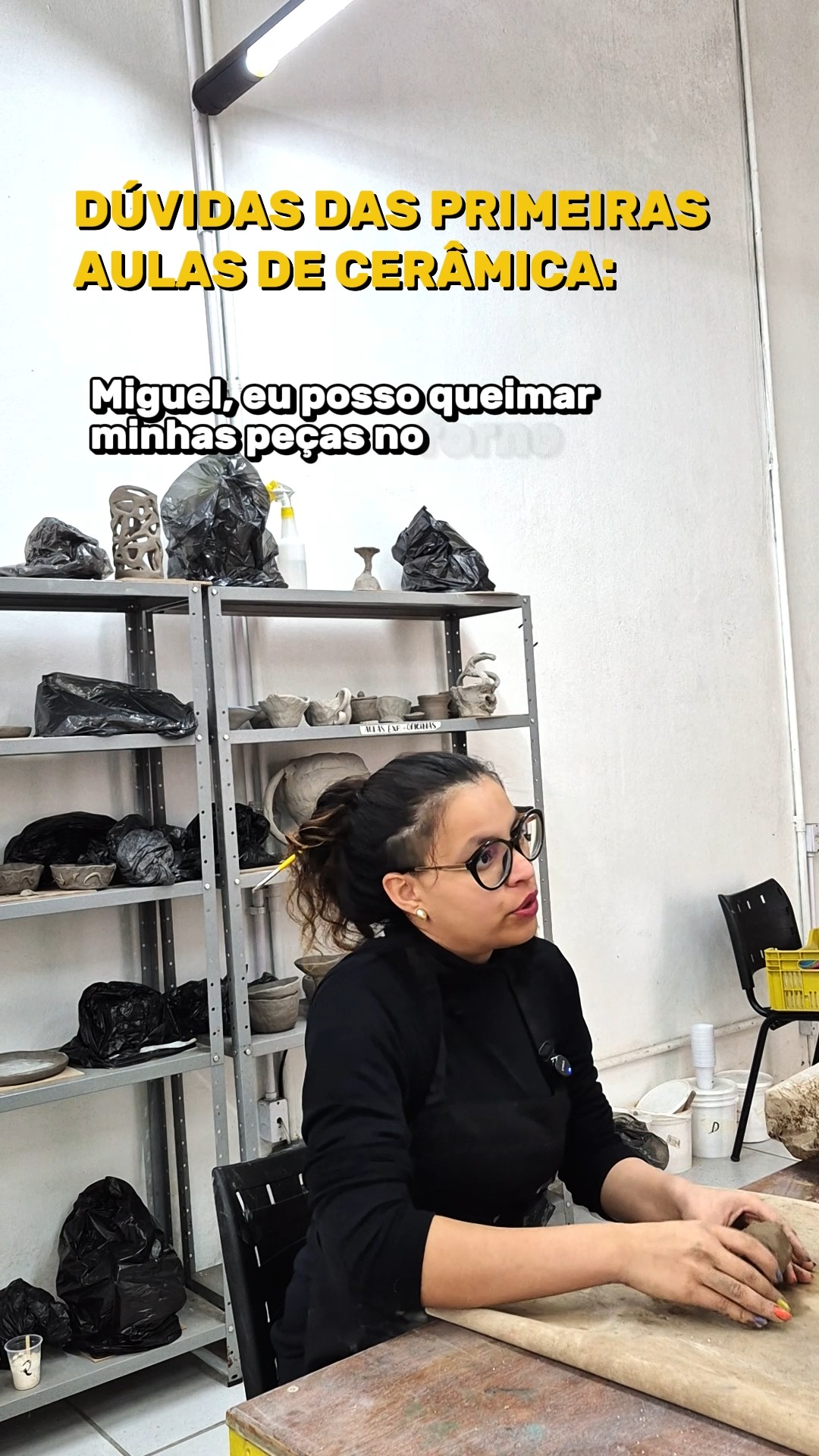 🔥 Dá para queimar uma peça de cerâmica no forno de casa?
Não! Para a argila se transformar em cerâmica, é necessário atingir temperaturas muito mais altas do que as de um forno doméstico.
Mas você já parou para pensar como as pessoas faziam cerâmica antes dos fornos modernos?🏺
No início, as peças eram queimadas diretamente no fogo, em estruturas abertas ou buracos no chão. O aquecimento precisava ser gradual para evitar que as peças explodissem com o calor.
Com o desenvolvimento dos esmaltes, passaram a ser necessárias novas queimas para realizar a esmaltação. Mais tarde, com o surgimento de outros materiais e técnicas, alguns processos chegaram a envolver até três queimas.
A cerâmica carrega uma história de experimentação, técnica e transformação. Cada etapa desse processo faz parte da experiência de criar uma peça. 💛
#EstudioZAZ #Ceramica #CeramicaArtesanal #CeramicaNoTorno #CeramicaManual #AtelieDeCeramica #Pelotas