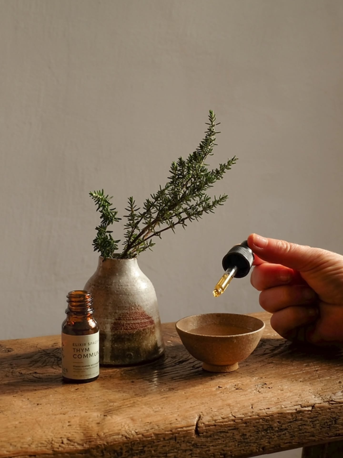 Nouvel article sur le journal !
Un immense soutien pour notre énergie : la médecine vibratoire du Thym est une immense alliée pour soutenir les corps physiques comme notre énergie vitale.
Thym œuvre sur notre immunité et notre dépollution énergétique. Son feu consume nos émotions inutiles pour apporter davantage de confiance en soi et de force. Il est une plante essentielle a celui qui chemine vers le renouveau.
L’Esprit du Thym purifie notre énergie et améliore la vision de nous-même et du monde dans lequel nous évoluons. Il aide le corps à se remettre en mouvement, mais aussi à s’incarner dans la matière. En nous rendant plus stable et solide, il nous permet de prendre un nouveau souffle pour avàncer vers la renaissance à nous-mêmes.
Pour lire la.suite de l'article, rendez-vous sur le journal Subtiles.
🫶
#thym #alchimievegetale #sagessedesplantes
#conscience