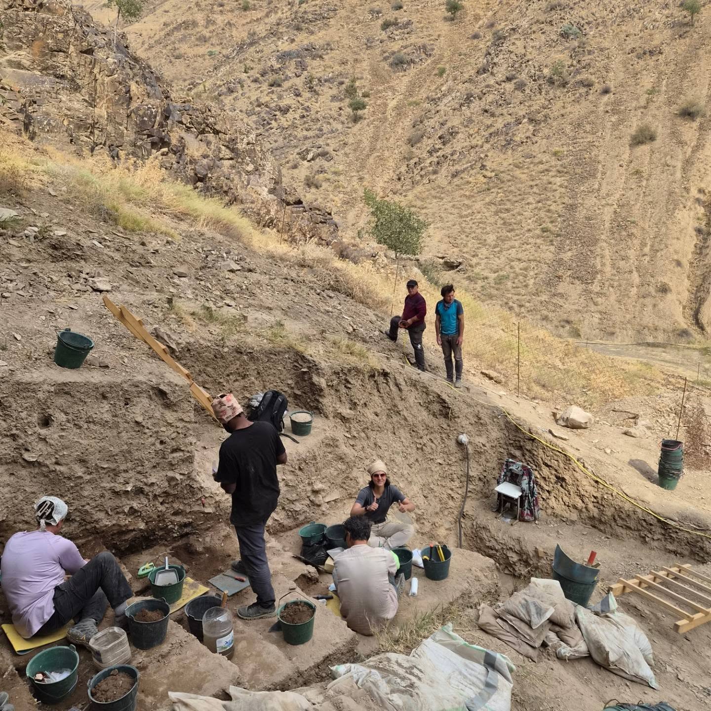The fourth season at Soii Havzak just ended!!
It was a successful two weeks!
Lot of soil samples were collected, for DNA, phytoliths, micromorphology analyses, etc
More than 1000 lithics artefacts were recovered as well as thousands of animal bones !!
πΉπ―βοΈπͺ
#archaeology #paleolithic #lithics #archaeologylovers
@huji_archaeology