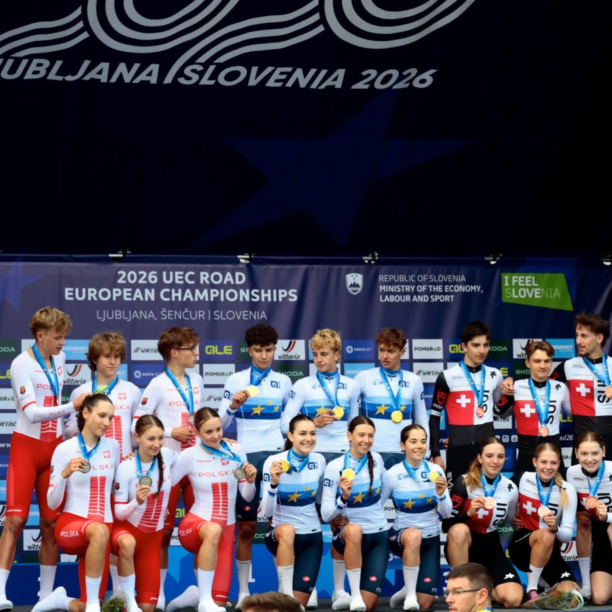 Zapowiadali walkę i chęć poprawienia wyniku sprzed roku i słowa dotrzymali 💪🥈 SREBRO MISTRZOSTW EUROPY W SZTAFECIE MIESZANEJ w kategorii junior 🇵🇱 🇪🇺 Cała szóstka dała z siebie wszystko, tworząc świetny zespół i wspólnie sięgając po srebrny medal! 🥈👏
.
Ogromne gratulacje dla całego Teamu!🇵🇱👏