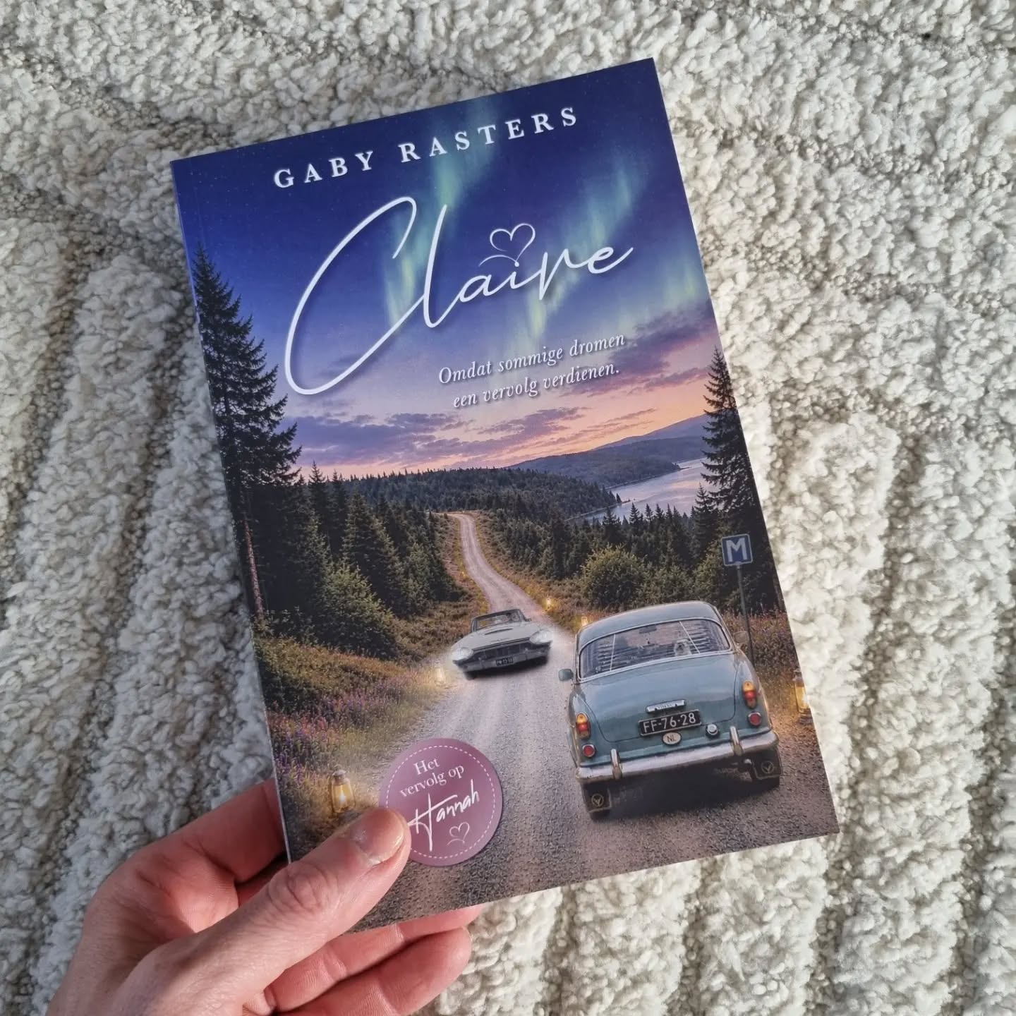 Nieuwe leespret!😍❤️❤️😍
Yes! Ik mag deelnemen aan de blogtour van Claire, en daarom ontving ik vandaag al het recensie-exemplaar. Ik ga genieten. Op 1 november deel ik mijn recensie!!
🌟Ga jij 'm lezen?🌟
• • • • • • • •
📚Flaptekst📚
Omdat sommige dromen een vervolg verdienen… Vijf jaar na Hannah lijkt de rust eindelijk teruggekeerd. Kim staat op het punt te trouwen met Pelle, verwacht hun eerste kind en krijgt van haar stiefvader Oscar een bijzonder cadeau: zijn geliefde auto Hannah. Een afscheidscadeau, al weet niemand dat nog. Kort na de geboorte van het dochtertje van Kim vertrekt Oscar naar Zweden. In een Ford Thunderbird die hij Claire noemt, begint hij aan een reis die ooit bedoeld was als een verhaal over het verleden — over herinneringen, verloren liefdes en de sporen die mensen in elkaar achterlaten. Maar onderweg verandert de reis in iets anders. Wanneer Oscar een Nederlandse vrouw ontmoet die, net als hij, meer met zich meedraagt dan ze laat zien, ontstaat er langzaam een voorzichtige verbondenheid. Geen liefde vol grootse beloften, maar wel oprechte aandacht en verbondenheid. Iets oprechts. Een laatste kans om nog werkelijk gezien te worden. Claire is een ontroerende roman over liefde die blijft bestaan in de kleinste dingen. Over afscheid nemen zonder los te laten. En over hoe mensen kunnen voortleven in wat zij achterlaten; een verhaal, een herinnering, een auto die nog één keer de horizon tegemoet rijdt.
#claire #gabyrasters #benjabooks #blogtour #romanboekentip
