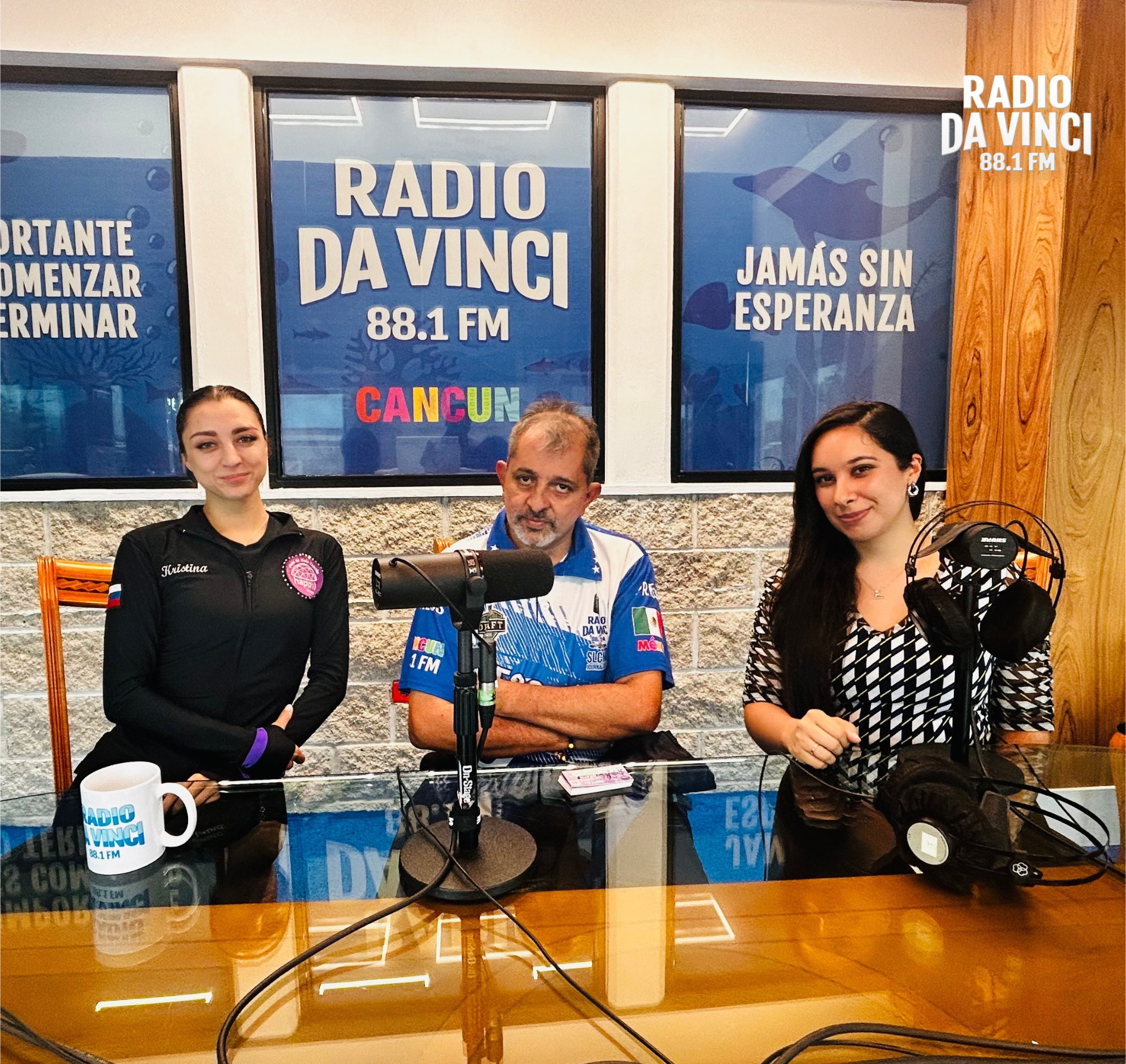 ⛸️❄️ ¡El deporte sobre hielo llega a Radio Da Vinci!
Tuvimos un programa especial dedicado al patinaje artístico sobre hielo, una disciplina que combina deporte, técnica, disciplina, expresión y mucha pasión.
Nos acompañaron Kristina Vezirova y Liz Sobrino, instructoras de patinaje artístico, quienes nos compartieron su experiencia y nos hablaron sobre la importancia de acercar este deporte a las nuevas generaciones.
Durante la entrevista conocimos más sobre los beneficios que tiene el patinaje para niños y jóvenes, la disciplina y constancia que requiere, el proceso de entrenamiento y las oportunidades que existen para quienes desean descubrir el mundo del deporte sobre hielo en Cancún. 🏆✨
🎙️ Una charla para conocer el patinaje artístico desde la experiencia de quienes trabajan día a día para impulsar esta disciplina.
📻 Radio Da Vinci 88.1 FM
Tu voz. Tu historia. Tu frecuencia.
#RadioDaVinci #881FM #PatinajeArtístico #DeporteSobreHielo #Cancún #JóvenesEnAcción #Deporte #OrgulloDaVinci