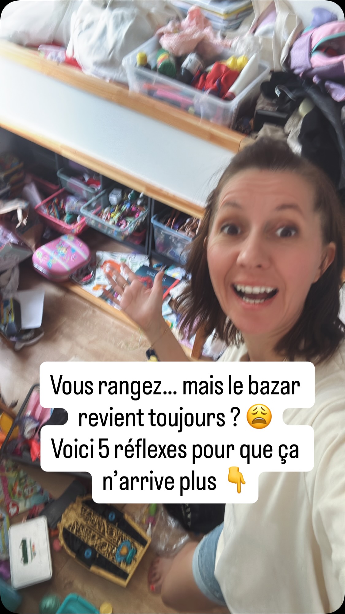 Vous rangez… mais le bazar revient toujours ? 😩
Voici 5 réflexes pour que ça n’arrive plus 👇
1️⃣ Gardez de la place VIDE dans vos rangements.
Un placard rempli à 100 % est un placard impossible à maintenir. Vous devez pouvoir prendre ET remettre un objet facilement.
2️⃣ Donnez une place claire et identifiée de tous à chaque objet.
Si vous ne savez pas où ranger vos clés, votre courrier ou votre chargeur… devinez où ils vont finir ? Sur la première surface disponible.
La table du salon par exemple 😂
3️⃣ Rangez les objets là où vous les utilisez.
Arrêtez de chercher l’endroit « logique pour tout le monde ».
Observez plutôt vos habitudes. Si vous enlevez toujours vos chaussures à cet endroit, c’est probablement là qu’il faut prévoir leur rangement. Si vous vous maquillez toujours dans la cuisine , trouver une place à votre maquillage 💄 dans votre cuisine.
4️⃣ Simplifiez au maximum vos systèmes de rangement.
S’il faut ouvrir une porte + sortir une boîte + enlever un couvercle + soulever trois trucs… vous ne le ferez pas longtemps.
👉 Moins il y a de gestes, plus le rangement tient.
2 gestes max !!
C’est souvent parce qu’il y a trop de gestes que les manteaux finissent sur une chaise .
5️⃣ Faites attention à ce qui ENTRE chez vous.
Promos, cadeaux, achats « au cas où », échantillons, sacs… Chaque nouvel objet devra ensuite être rangé, entretenu et géré. Avant de faire entrer quelque chose : « Est-ce que j’en ai vraiment besoin et où vais-je le ranger ? »
Et évidemment… rien ne sert de ranger, il faut d’abord trier. ( ma devise)
Si vos placards débordent déjà, commencez par là.
📌 Enregistrez ce Reel pour vous souvenir de ces 5 réflexes quand le bazar recommencera à pointer son nez.
Et si vous voulez arrêter de passer votre vie à ranger, abonnez-vous : c’est précisément de ça qu’on parle ici.
Sandra votre home organiser passionnée ♥️
#homeorganizer #homeorganizerlyon #homeorganiser #sandrafradin #sandrafradinhomrorganiser