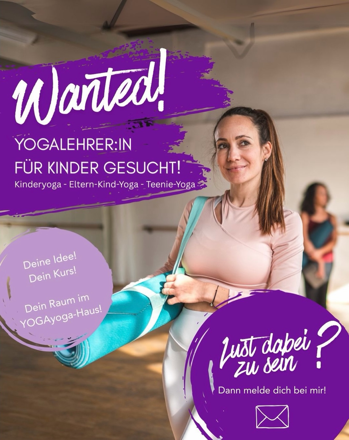 Ich suche dich. 🤍
Du bist Yogalehrer:in und liebst es, mit Kindern zu arbeiten?
Dann könnte das hier interessant für dich sein.
Ich weiß seit vielen Jahren, dass im Bereich Kinderyoga Potenzial steckt. Immer wieder bekomme ich Anfragen von Eltern, die nach Yoga für ihre Kinder suchen.
Und ich habe selbst über die Jahre immer wieder Kinderyoga angeboten.
Aber ganz ehrlich: Ich kann es nicht alles selbst machen.
Meine eigenen Kurse, das YOGAyoga-Haus, all die anderen Angebote – irgendwann sind auch meine Kapazitäten einfach ausgeschöpft. 😉
Deshalb möchte ich diesen Raum gerne für jemanden öffnen, der Lust hat, Yoga für Kinder hier im YOGAyoga-Haus anzubieten.
Ob Kleinkindyoga, Kinderyoga oder Teenie-Yoga – du hast eine entsprechende Qualifikation und eine Idee, die du gerne umsetzen möchtest?
Dann bring sie mit.
Der Raum ist da.
Das Equipment für Kinderyoga ist da.
Und vor allem: Die Nachfrage ist da.
Du kannst hier dein eigenes Angebot entwickeln und selbstständig gestalten – eingebunden in das YOGAyoga-Haus und in eine bereits bestehende Community.
Ich suche also nicht einfach jemanden, der eine Stunde übernimmt.
Ich suche jemanden, der Lust hat, hier etwas Eigenes entstehen zu lassen.
Wenn du dich angesprochen fühlst, schreib mir gerne eine DM oder eine Mail an info@yogayoga-haus.de.
Erzähl mir ein bisschen von dir, deiner Qualifikation und deiner Idee. 🤍
Vielleicht ist genau hier der richtige Ort für dein Kinder-Yoga-Angebot.