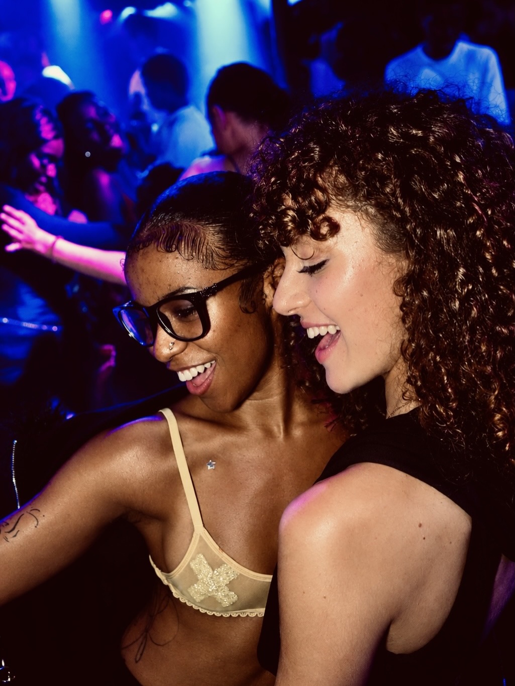 Depuis des décennies, le Balajo fait vibrer Bastille au rythme de la fête, de la musique et des plus belles rencontres. Photo by @decybelle_prod soirée by @hustle_and_flow.exp