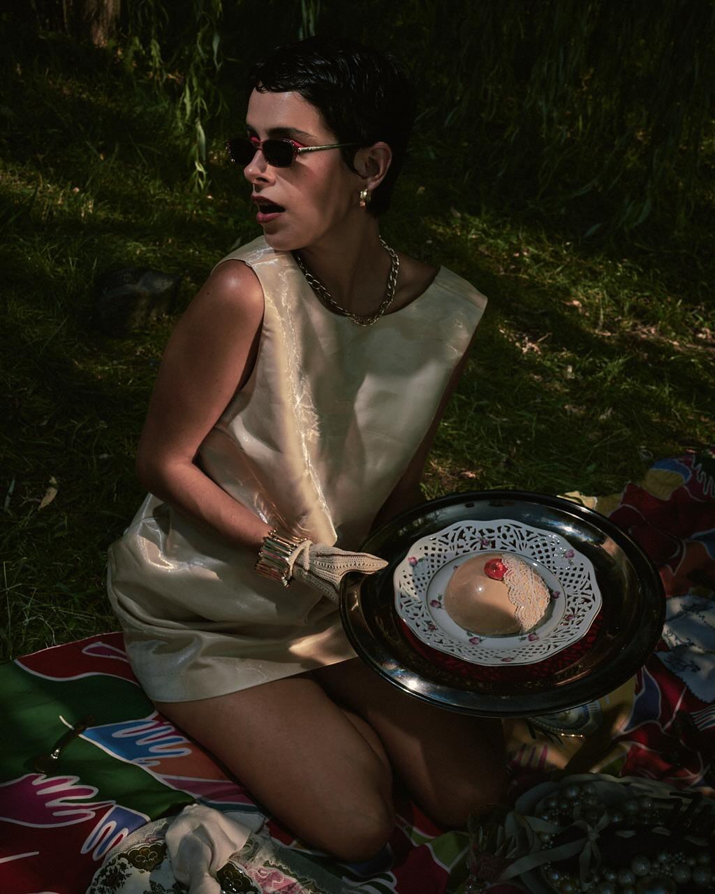 SVERGOGNATA 🛎️
Is ready to eat 🥵
Definitely my favourite dish
“No manners. Just table drama.”
@raffaele_nadar @balsamofrancesca @ceramica.anatomica @sharon.pezo @veronikamaz
Piatto centrotavola con finitura argentata
Piatto in porcellana
Elemento in ceramica
Centrino in cotone
Diametro:38cm
Silver-plated serving platter
Porcelain plate
Ceramic element
Cotton doily
Diameter: 38 cm