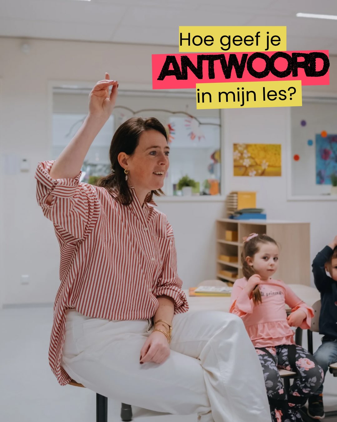 Meer betrokkenheid en tempo in je lessen? Kijk eens naar de manier waarop je leerlingen de beurt geeft. In mijn voorbeeldlessen laat ik hier grote variatie in zien, wat effect heeft op de betrokkenheid van de leerlingen, het tempo van de les én de kwaliteit van de interactie en antwoorden.
Meer weten? Luister dan aflevering 11 van de podcast Renée van Eijk, te beluisteren via Spotify én Apple.