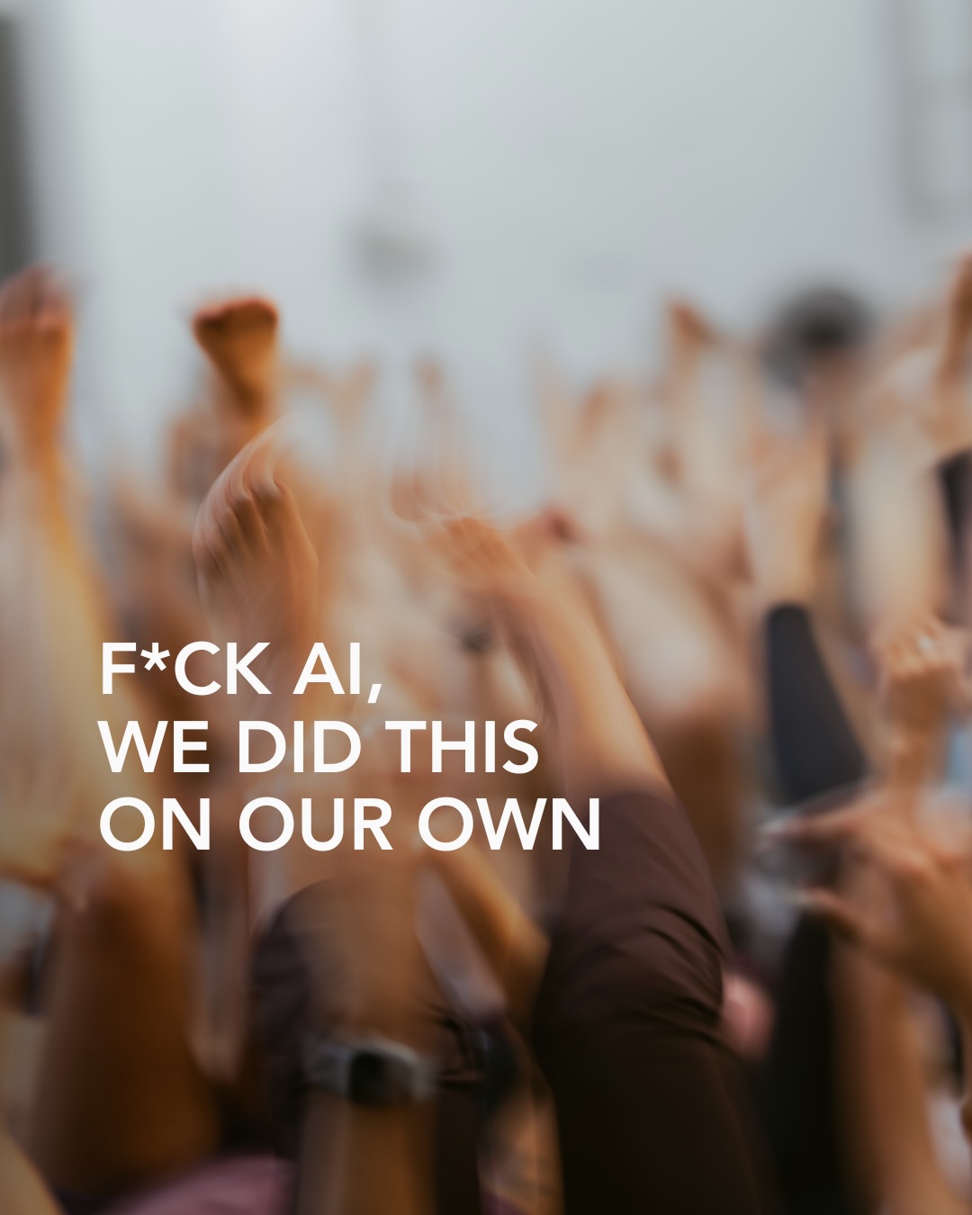 some things you can’t make.
you can only be there.
Nichts davon war geplant.
Alles davon war echt.
Momente auf der Matte, Connections bei Trainings und Retreats, Gespräche an Küchentisch, Emotionen und Umarmungen… We all created this ourselves 💙