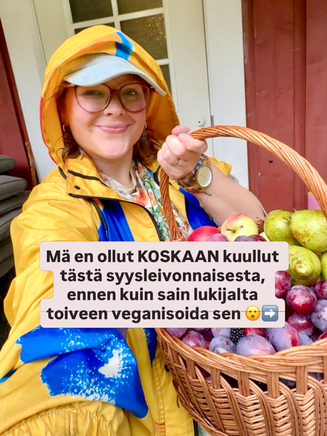 New York Timesin luumutorttu vegaanisena! 🗞️🥧🍂 Onko tää resepti & sen tarina sulle entuudestaan tuttu? 🤔 Kommentoi alle! 💬⬇️
Tallenna resepti tästä itsellesi & upota syksyn luumusato tähän yksinkertaisen herkulliseen piiraaseen! 😍
New York Timesin luumutorttu vegaanisena:
1 3/4 dl sokeria
1 dl + 1 rkl vegaanista voita
4 rkl kasvipohjaista jogurttia
1 tl omenaviinietikkaa
3 dl + 2 tl vehnäjauhoja
1 1/2 tl leivinjauhetta
ripaus suolaa
1/2 sitruuna
1 rkl kanelisokeria
8-10 luumua
Sulata vegaaninen voi ja yhdistä kulhossa sokerin, jogurtin ja etikan kanssa. Sekoita. Yhdistä vehnäjauho, leivinjauhe ja suola. Lisää voi-jogurttiseokseen ja sekoita tasaiseksi taikinaksi.
Kaada taikina leivinpaperilla vuorattuun & voideltuun, halkaisijaltaan 24-26 cm vuokaan. Halkaise luumut ja poista kivet. Upota luumunpuolikkaat taikinaan kuoripuoli ylöspäin. Purista päälle sitruunan mehua ja ripottele pintaan kanelisokeria.
Paista 175 asteisessa uunissa alatasolla uunista riippuen noin 35-45 minuuttia. (jos taikina on tämän jälkeen vielä raakaa, jatka kypsentämistä muutama minuutti kerrallaan) Tarjoile tomusokerilla hunnutettuna ja halutessasi kasvivispin kanssa. ☺️❤️
Lähteekö testiin? 🤩
🫶🏼 Tervetuloa seuraamaan @urbaanivegenda jos haluat lisää vegaanisia herkkureseptejä & päästä mukaan meidän vegaaniperheen elämään 🥰
#reseptit #vegaanisereseptit #vegaaninenleivonta
Syksy, leivontainspiraatio, sadonkorjuu