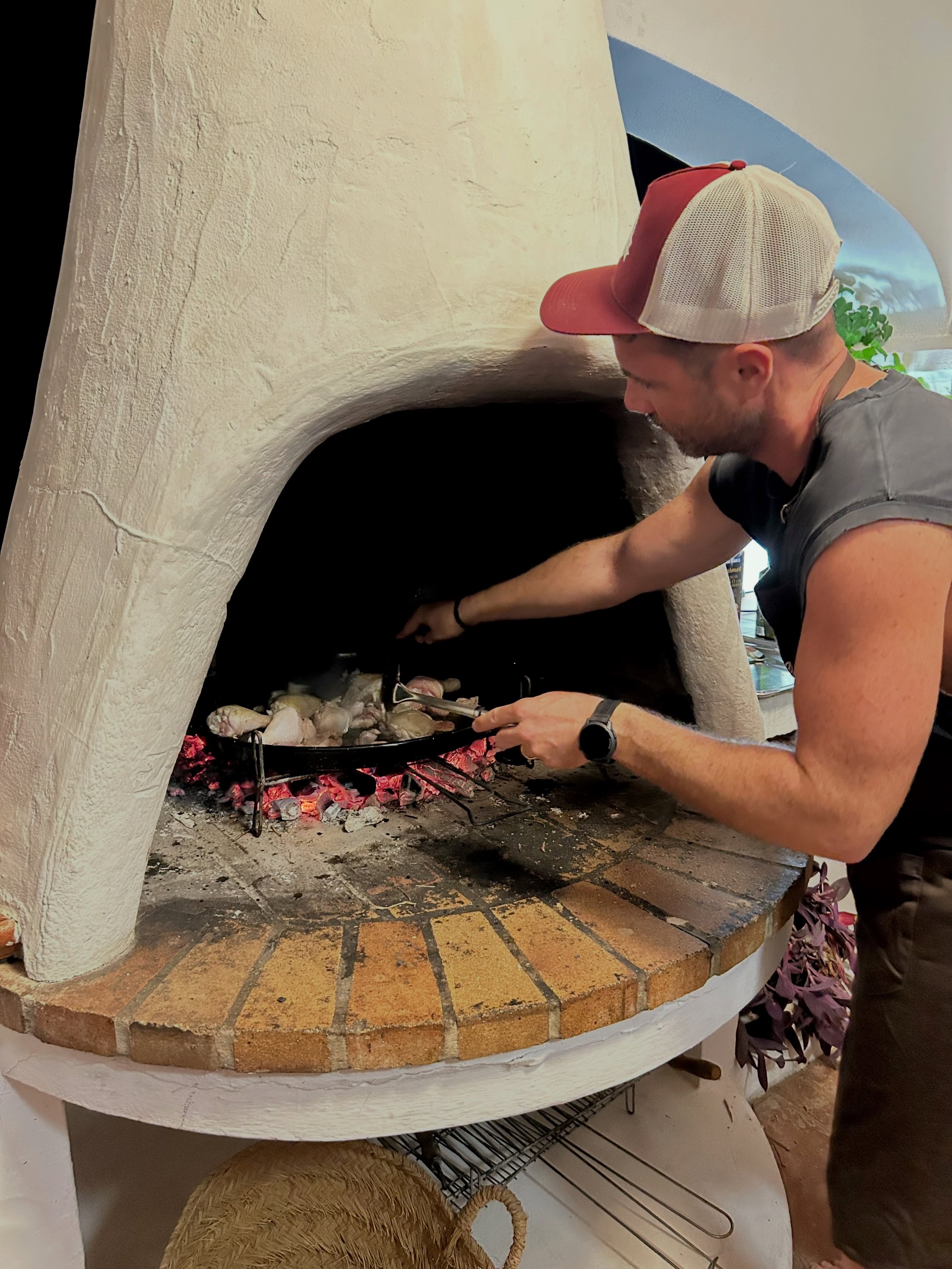 Même en vacances sur notre île préférée… On continue de cuisinier des paellas 😍
Cette fois-ci, pas de prestation, pas de cuisine éphémère… juste Ibiza, des amis, une belle villa, et l’envie de tester une nouvelle recette de paella au feu de bois 🔥
Les vacances version Paella del Pueblo ❤️