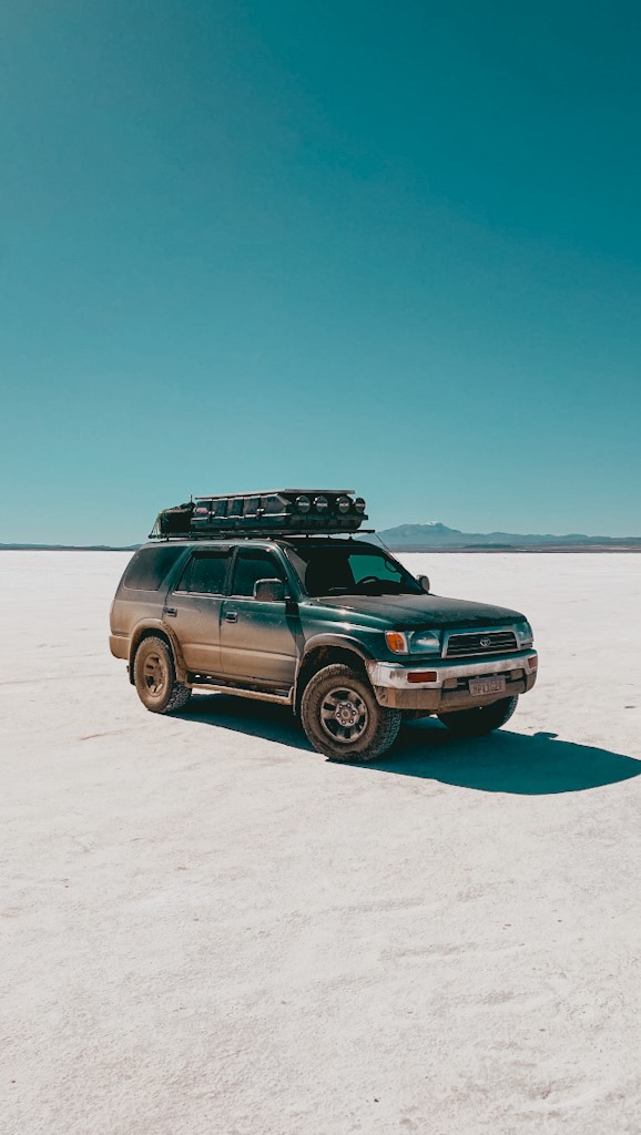 Eu sei que essa frase vai irritar muita gente.
Mas pra mim, 4x4 nunca foi sobre ter um carro “bruto”.
Foi sobre conseguir chegar em lugares onde estrada comum não chega.
Dormir no meio do nada.
Acordar cercado de montanha.
Cruzar deserto.
Entrar em praia.
Passar dias no mato.
Conhecer lugares que você provavelmente nunca veria pela janela de um carro usado só pra ir de A a B.
E quanto mais tempo eu passei assim, mais eu comecei a respeitar a natureza.
Você aprende que não é só “entrar no mato”.
Tem que saber onde passar.
Onde não passar.
O que levar.
O que não deixar.
Como sair sem transformar o lugar por onde você passou.
Então sim, é provocação.
Mas eu realmente acho engraçado quando associam automaticamente amor pela natureza ao tipo de combustível do carro.
Pra mim, amar a natureza tem muito mais a ver com o quanto você vive nela… e com o respeito que você tem quando vai embora.
Bora Viver!