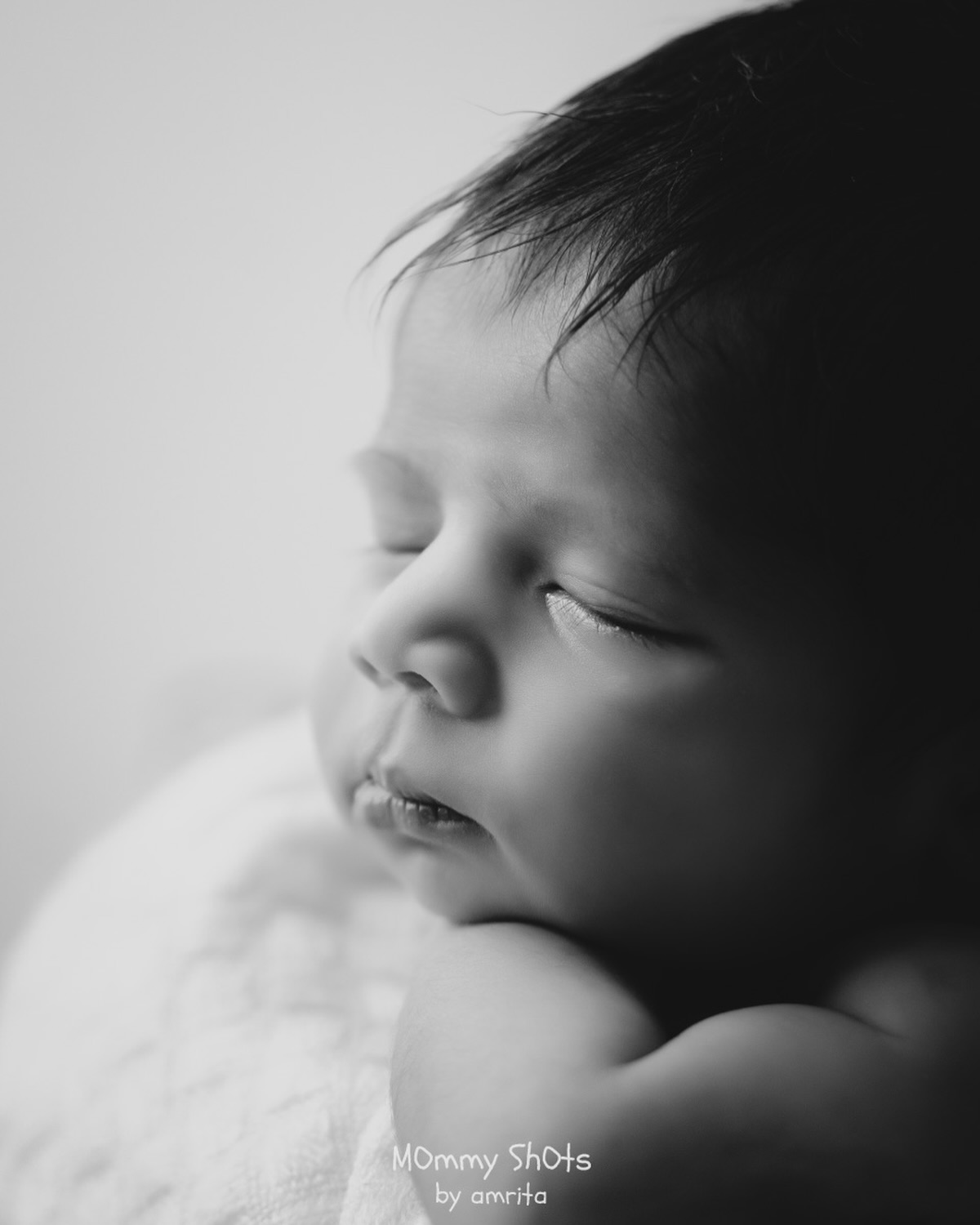 You dream of how your little one looks before they enter your life, and then they show up like absolute magic. The adorable sleepiness, the pout, the tiny fingers… that’s what newborn photography preserves for eternity.
#mommyshotsbyamrita #newbornphotography #newbornphotographers