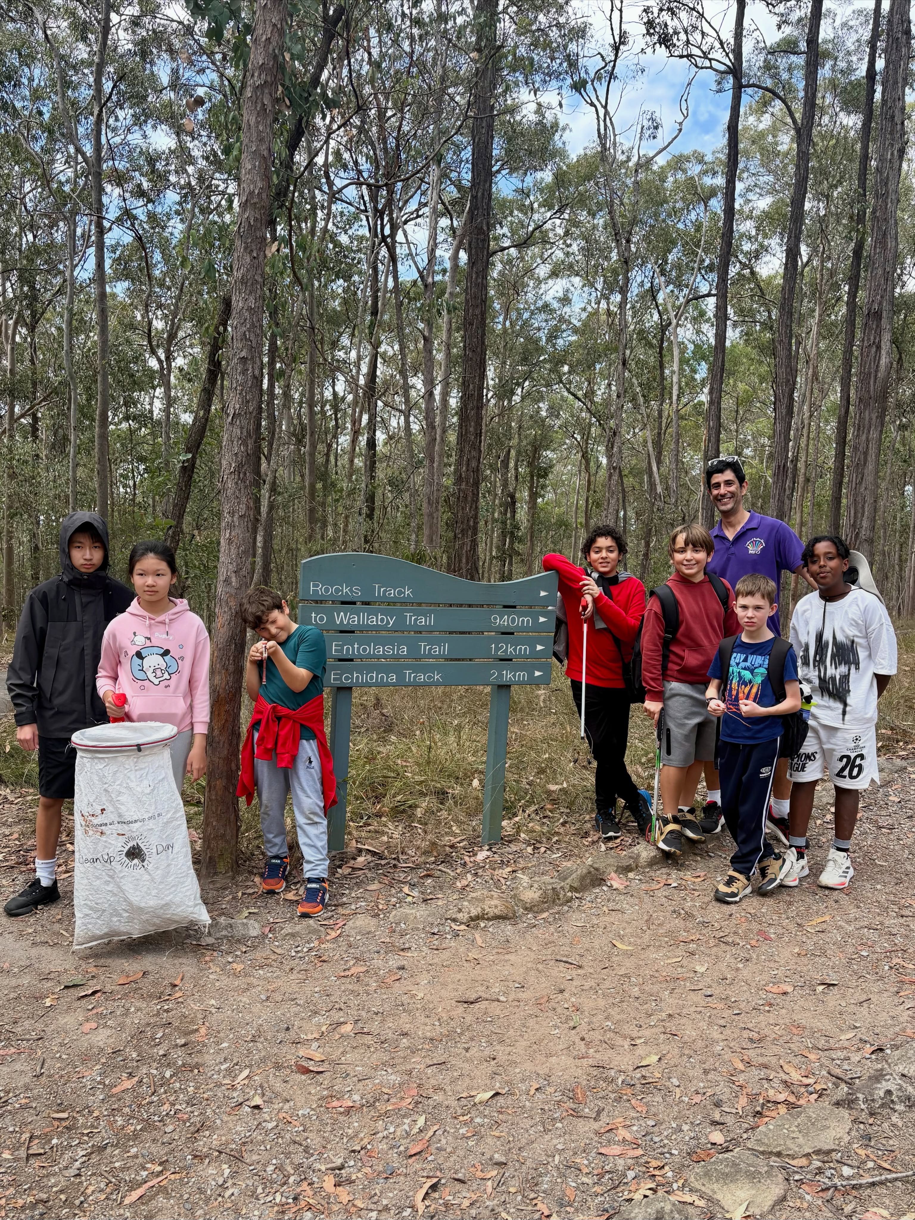 Back to school today after a great school holiday adventure! Last week, 15 young people joined our MFO staff and volunteers for a fun day at Karawatha Forest Discovery Centre. The group explored the Discovery Centre, enjoyed outdoor games, shared a BBQ lunch and completed a 5km bushwalk, with plenty of teamwork, learning and laughs along the way. They also took part in an environmental challenge, working together to collect rubbish and help care for the local environment. It was a very close competition, with just one point between the teams: Team A scored 47 points and Team B took the win with 48!
A great way to spend the school holidays, connect with others and enjoy the outdoors. We hope everyone has a great first day back at school!